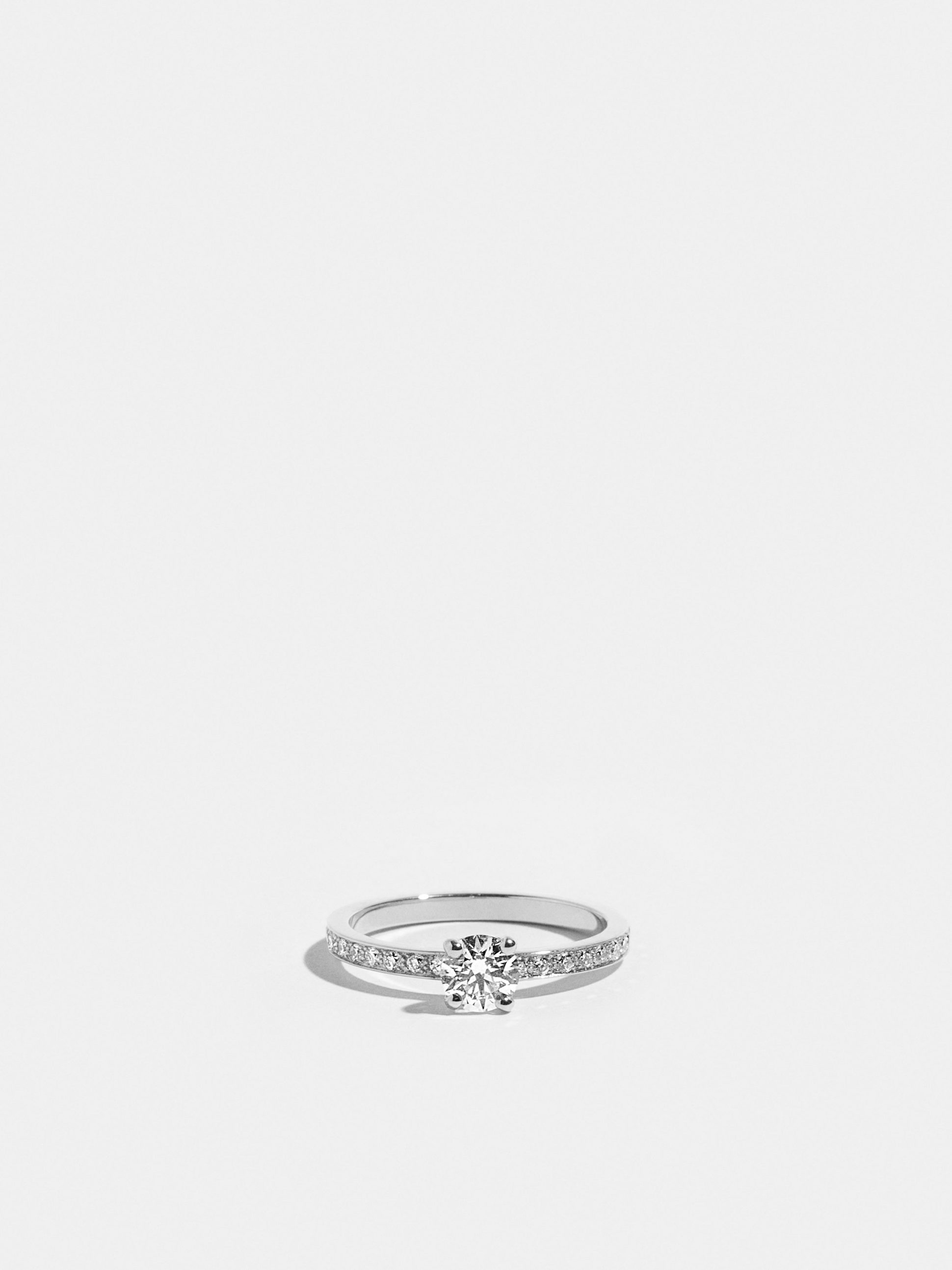 Solitaire Anagramme flat ribbon in white gold 18k Fairmined ethical, paved and set with a 0.50 carat brilliant cut labgrown diamond