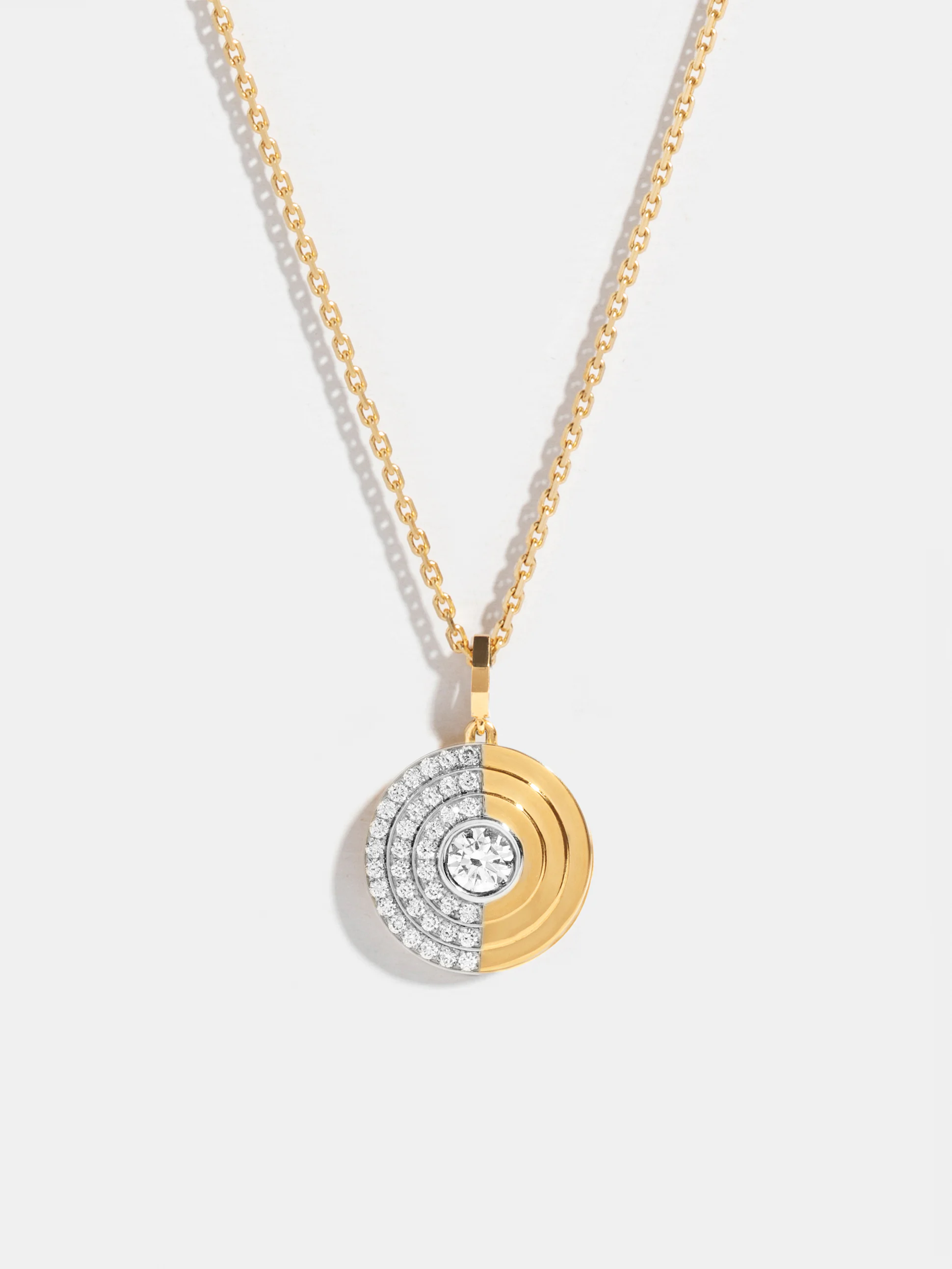 Pendentif Via halo demi-jour moyen modèle sur chaine