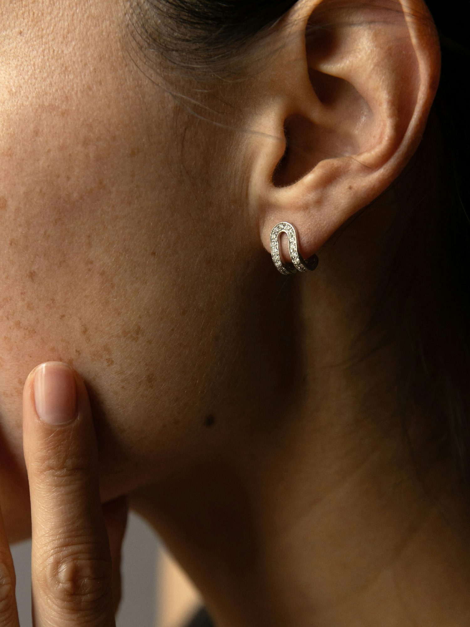 Diamond lobe earring Étreintes
