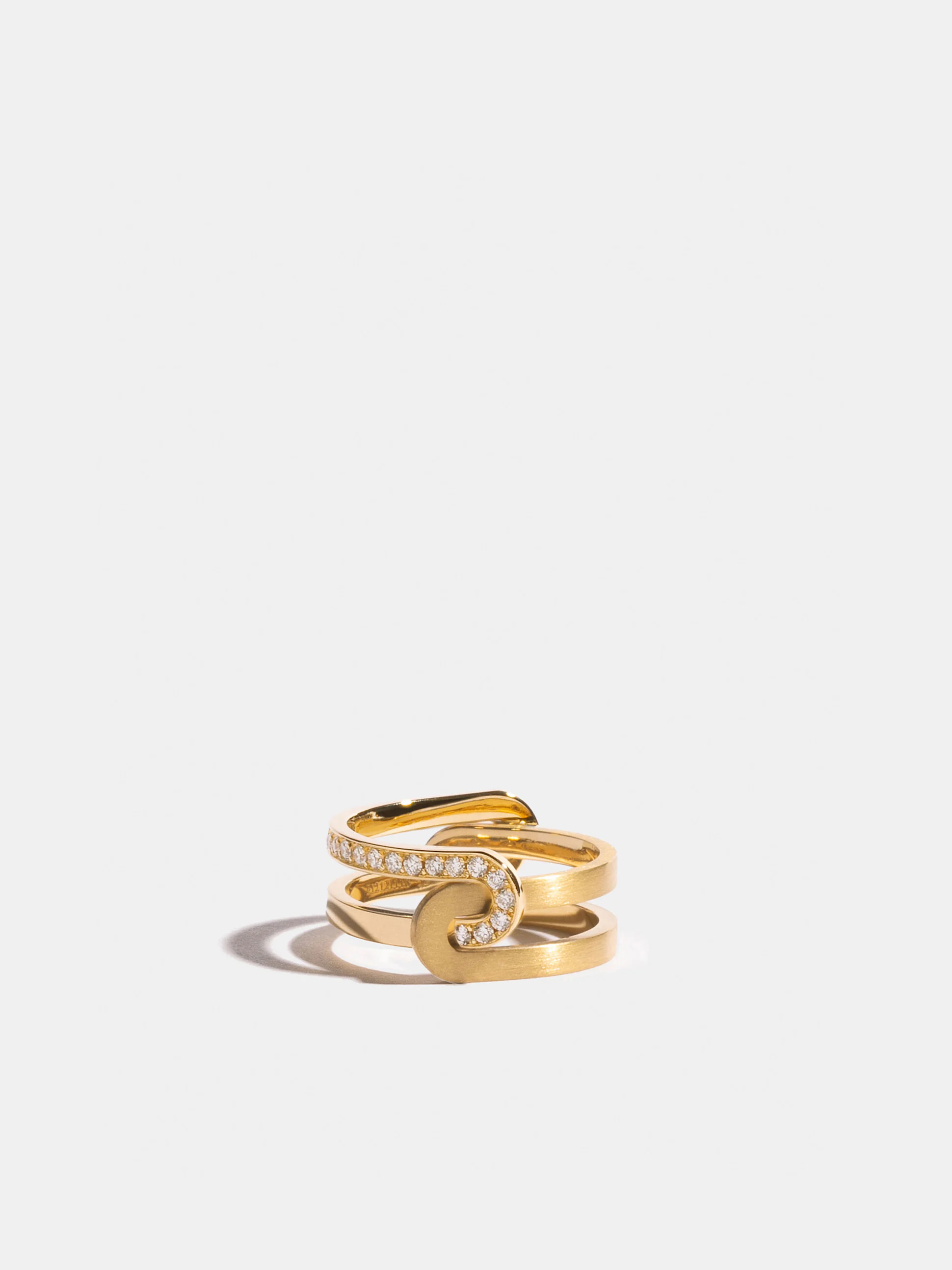 Bague Étreintes simple brossée et semi-pavée