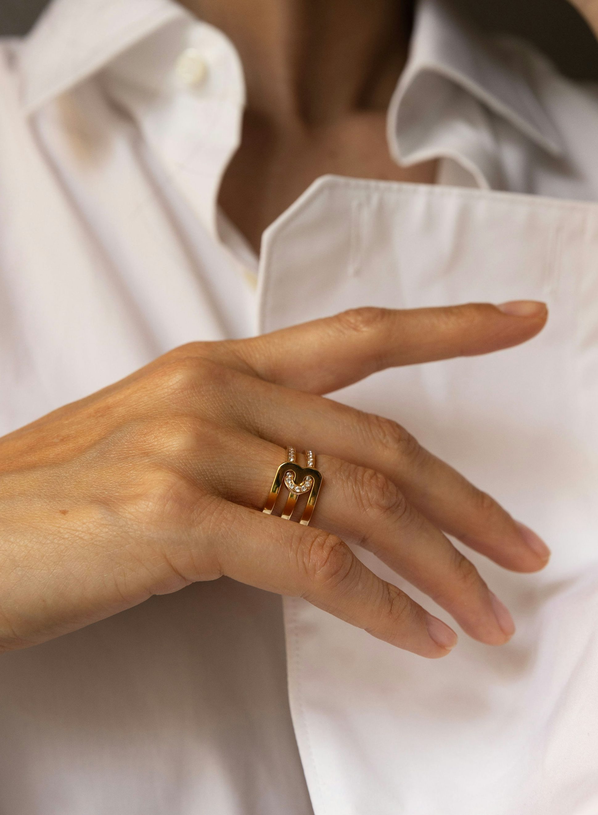 Bague Étreintes asymétrique pavée et poli-brillant