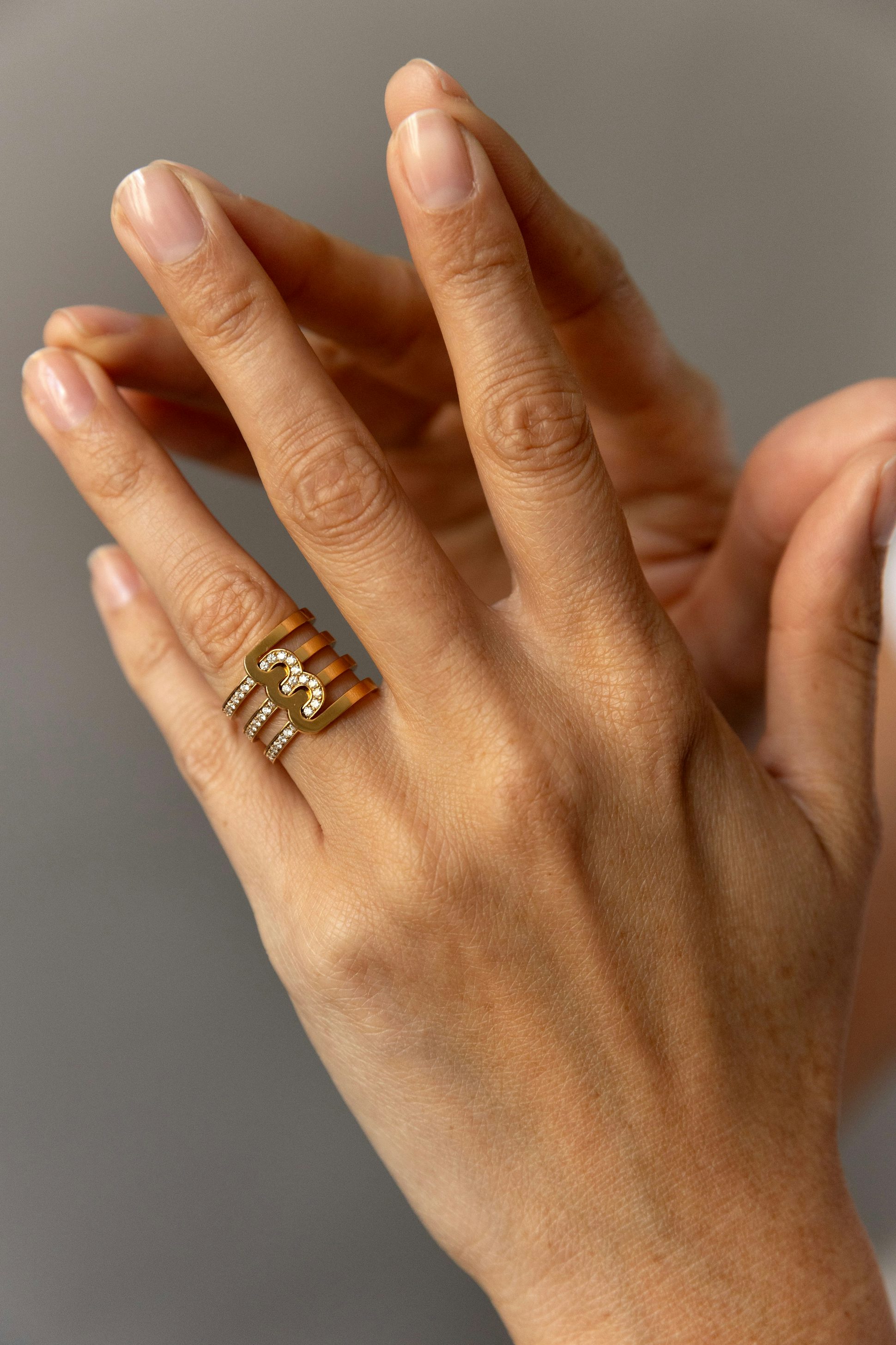 Bague Étreintes asymétrique pavée et poli-brillant