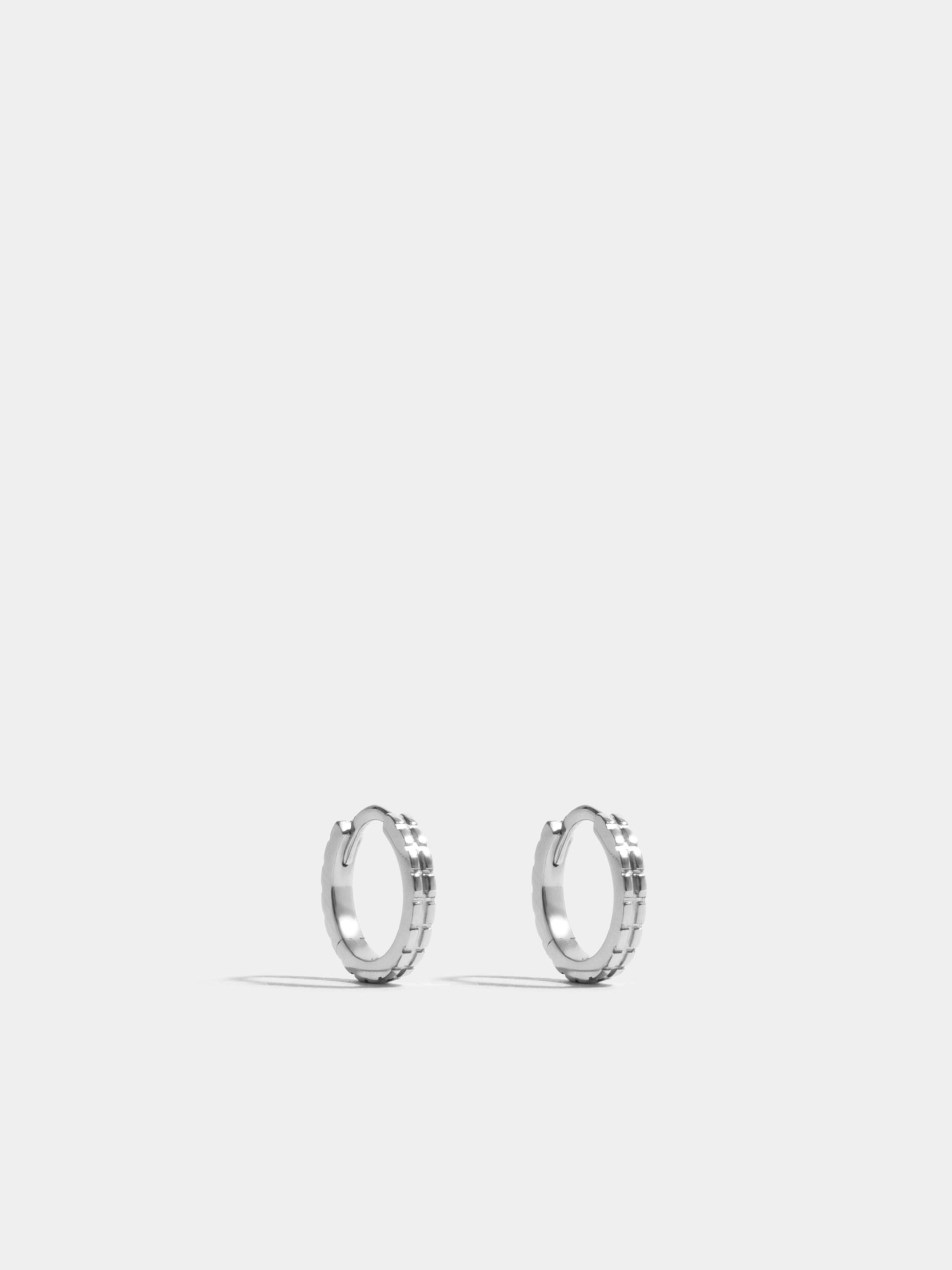 Boucles d'oreilles Anagramme damier en Or blanc éthique 18 carats certifié Fairmined