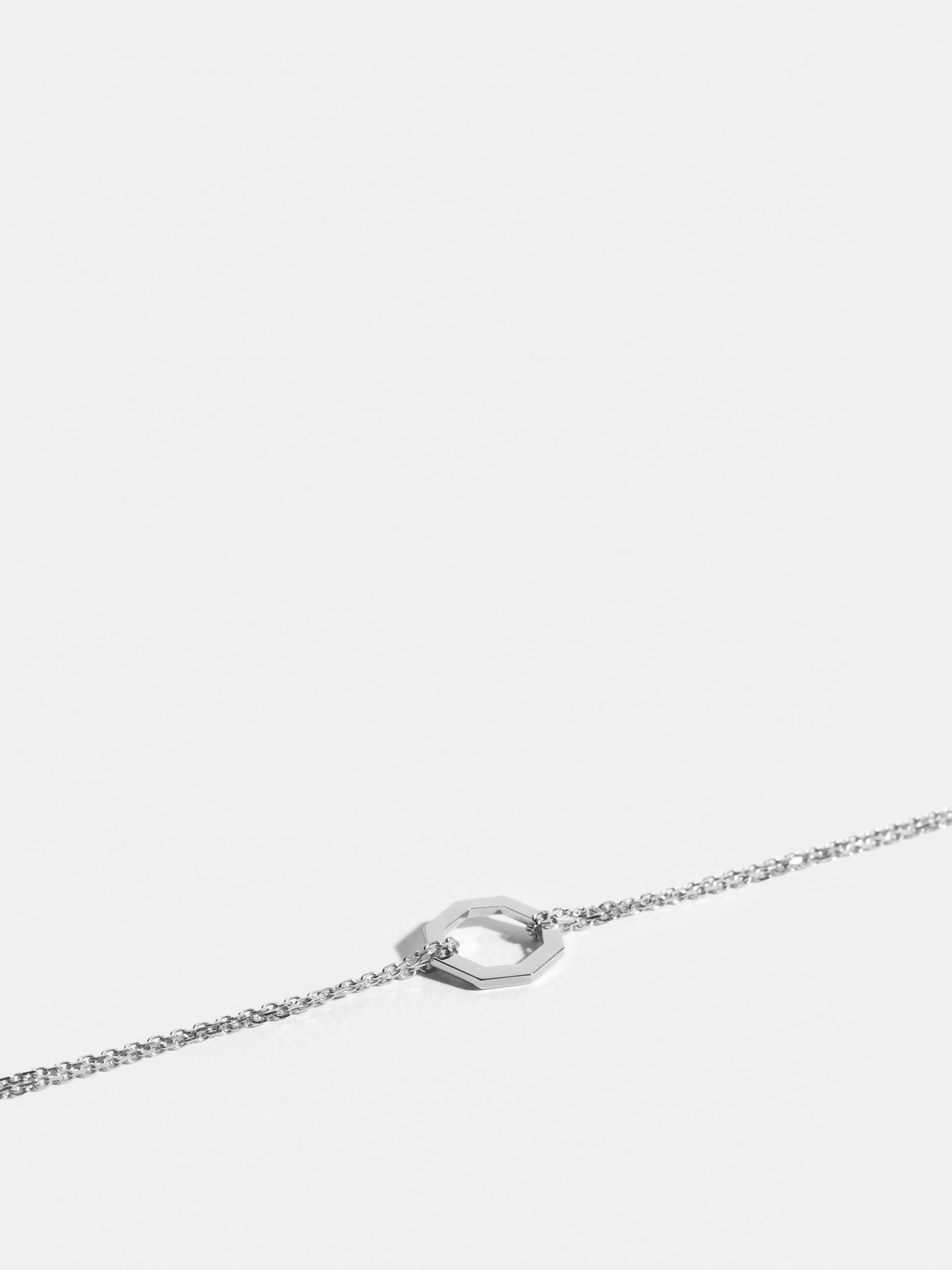 Motif Octogone en Or blanc éthique 18 carats certifié Fairmined, sur chaîne.
