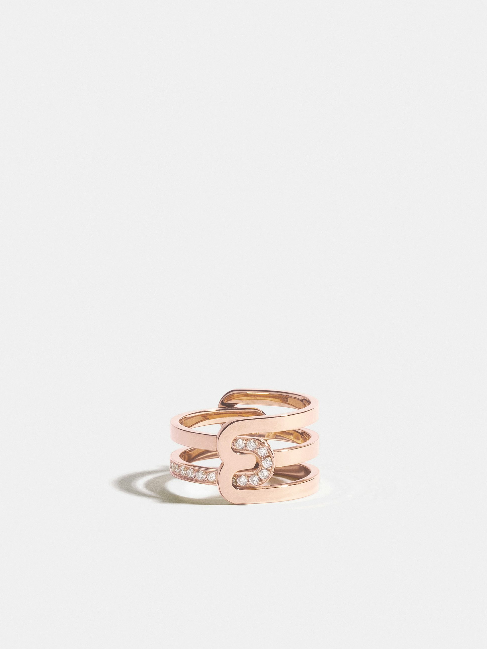 Bague Étreintes en Or rose éthique 18 carats certifié Fairmined composée d'une demi-bague simple pavée de diamants de synthèse sur une ligne et d'une demi-bague double finition poli-brillant.