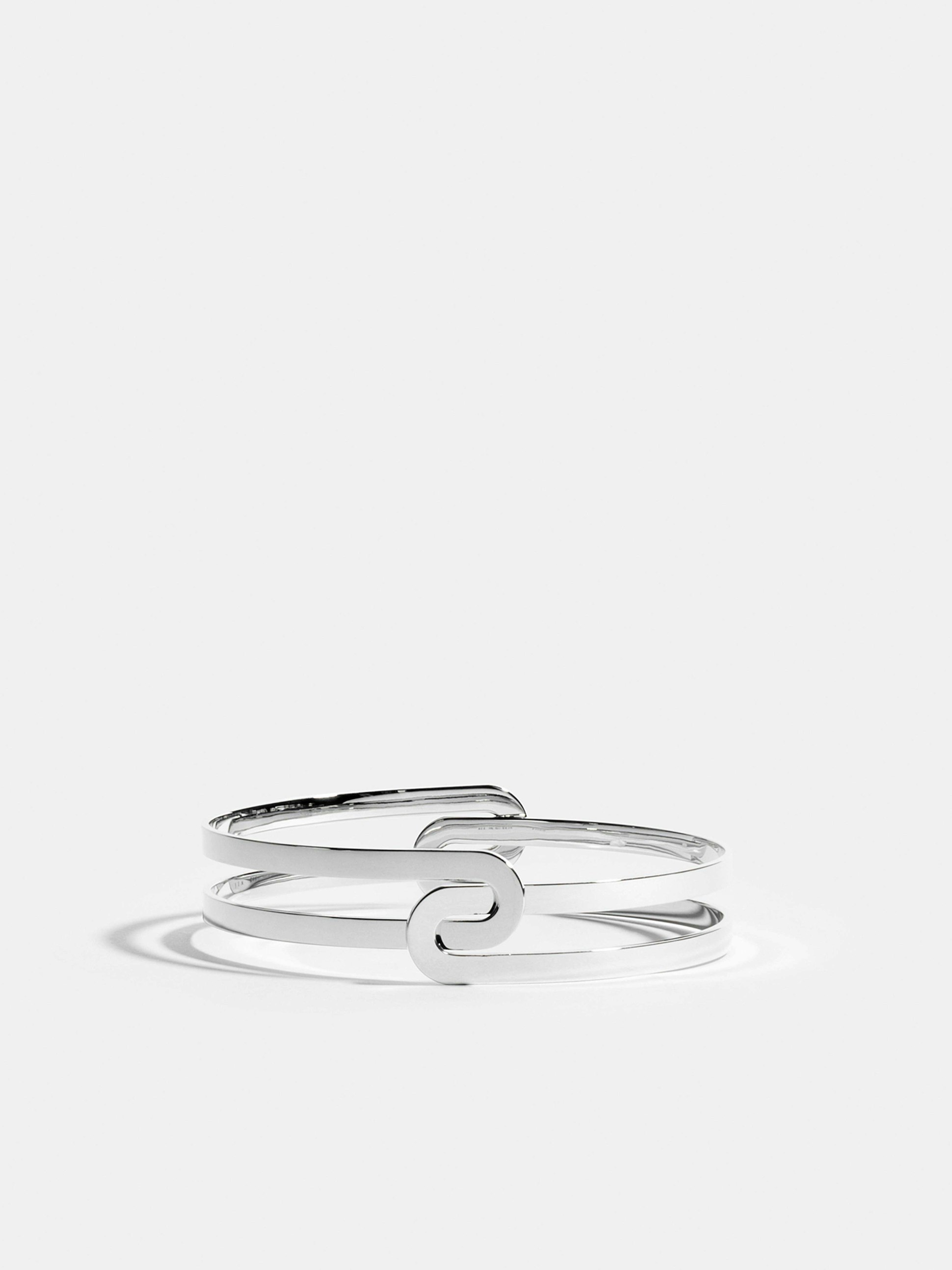 Bracelet Étreintes en Or blanc éthique 18 carats certifié Fairmined composé de deux demi-bracelets simples finition poli-brillant.