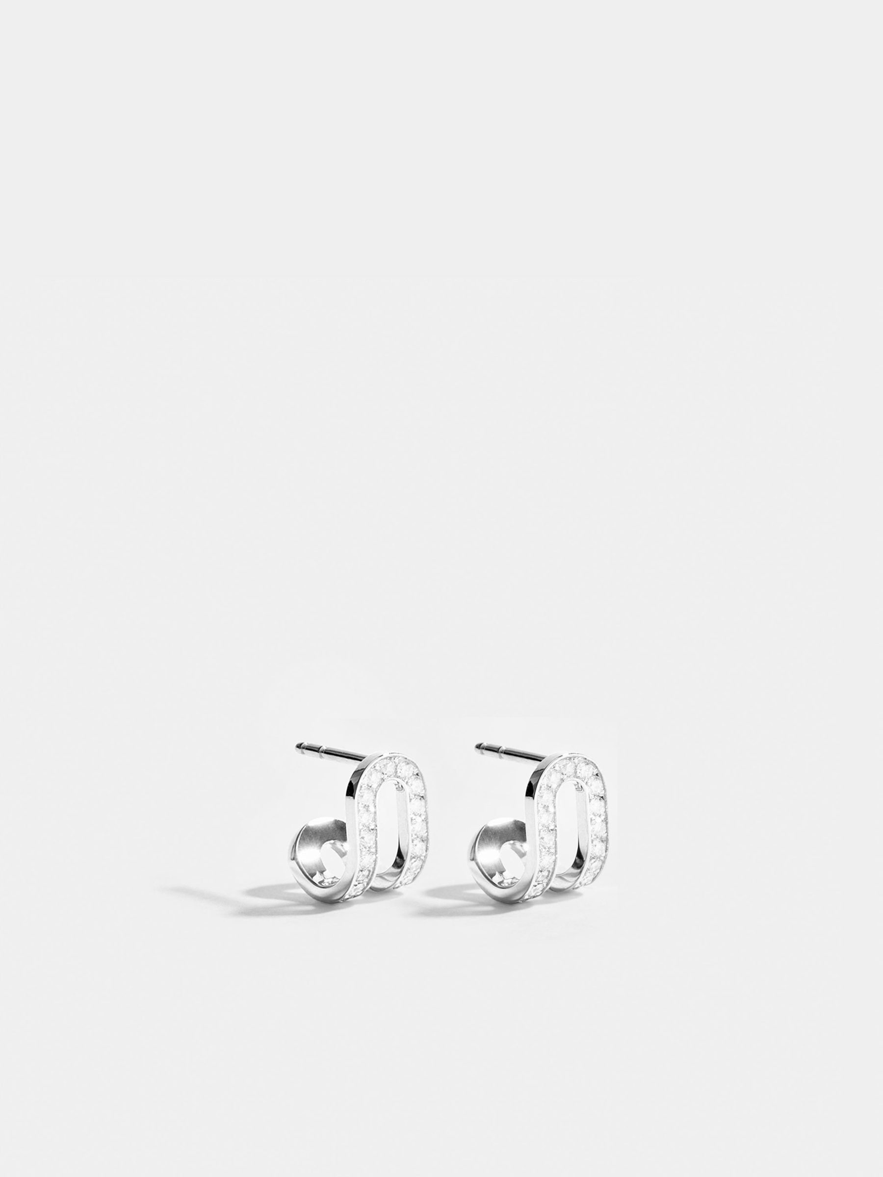 Boucles d'oreilles Étreintes en Or blanc éthique 18 carats certifié Fairmined et pavée de diamants de synthèse, la paire.