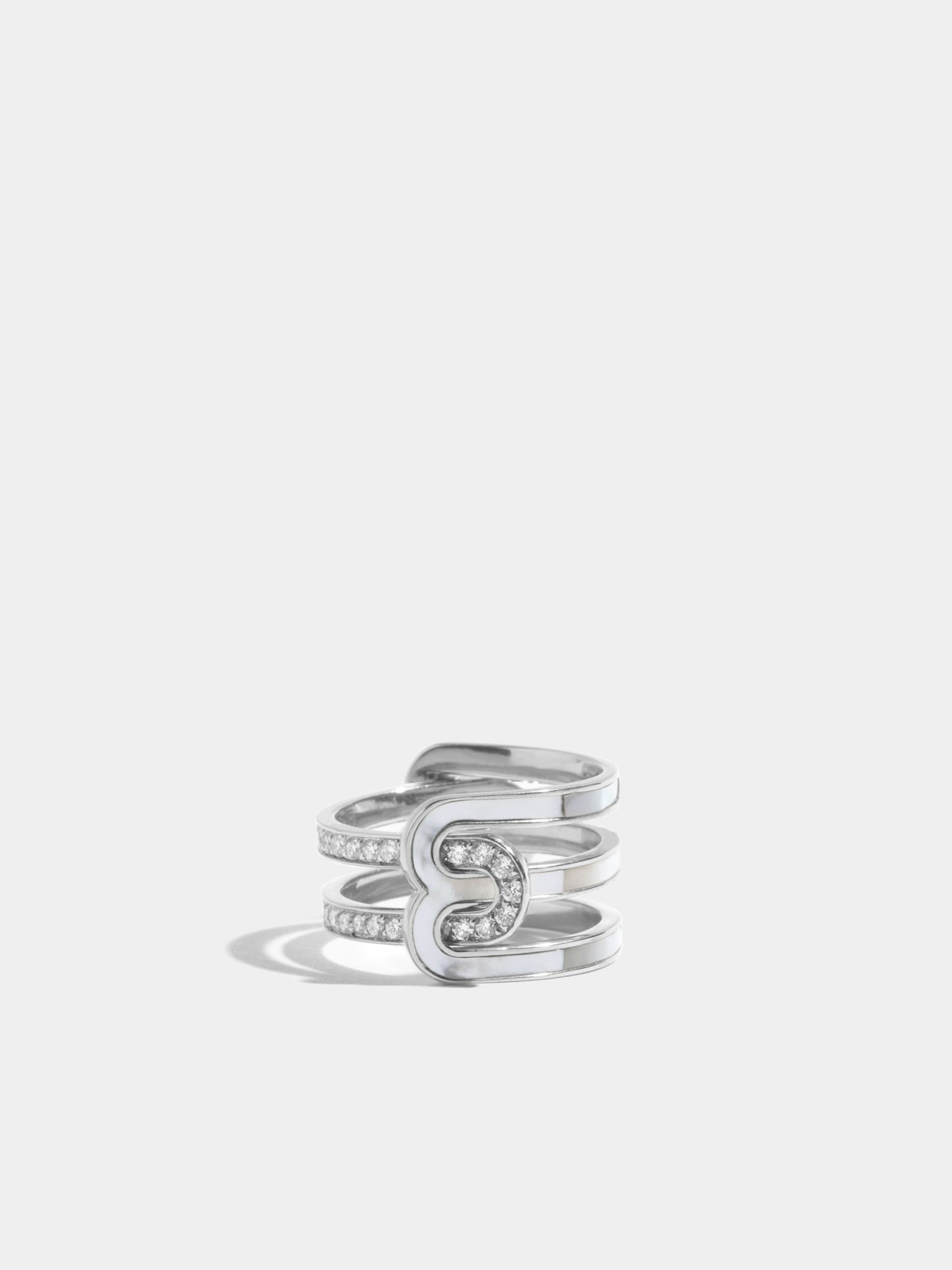 Bague Étreintes asymétrique pavée et nacre blanche