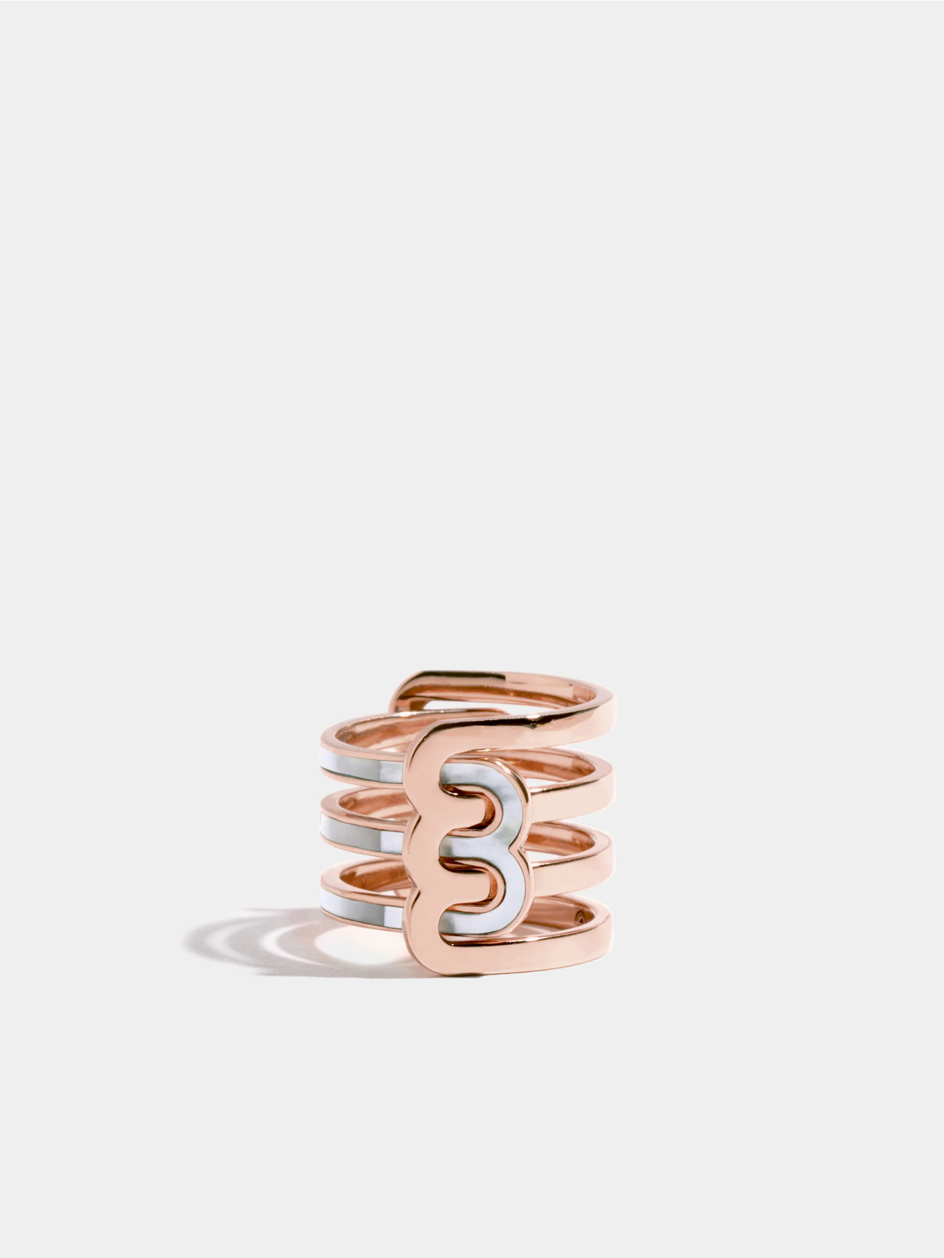 Bague Étreintes asymétrique nacre blanche rose