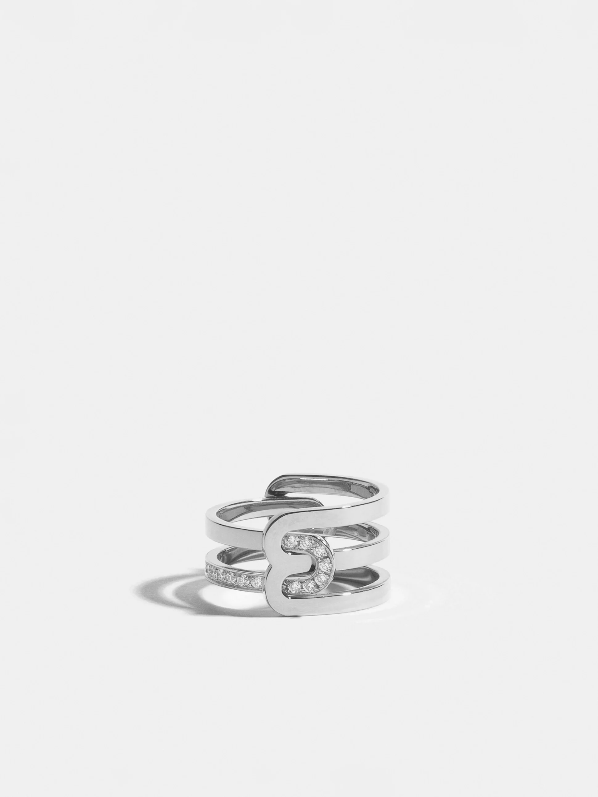 Bague Étreintes asymétrique semi-pavée en or blanc