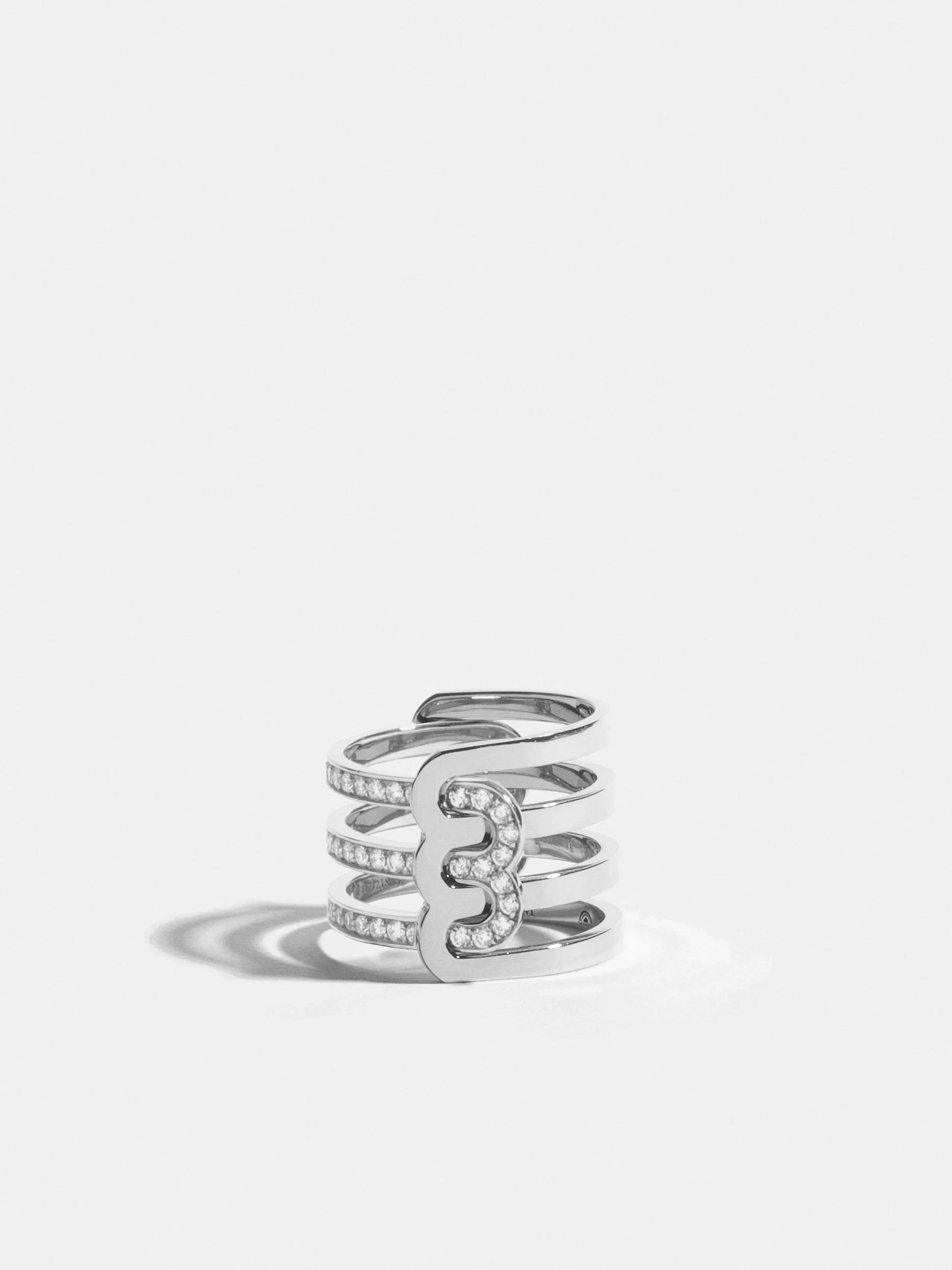 Bague Étreintes asymétrique semi-pavée or blanc