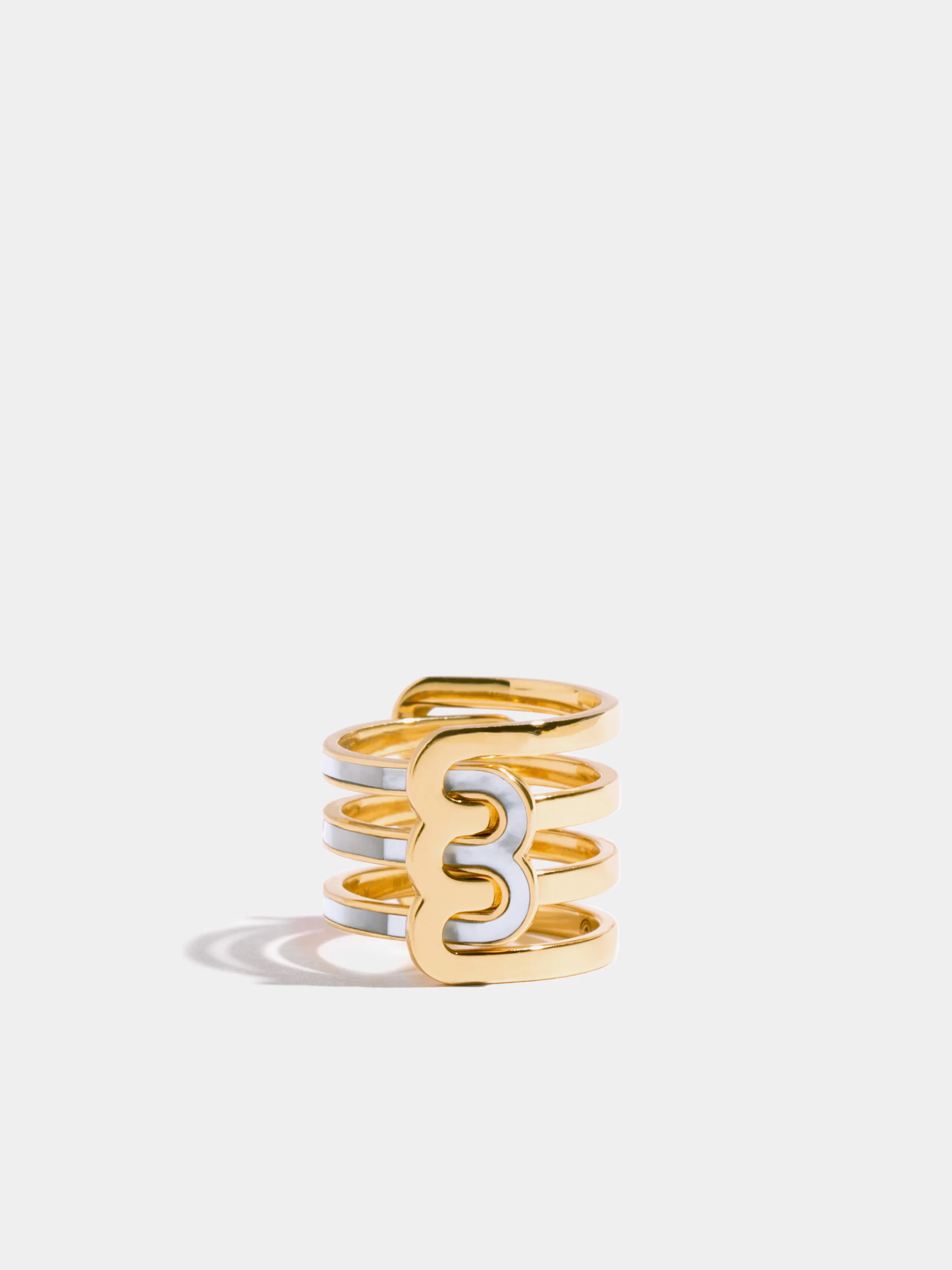 Bague Étreintes asymétrique poli brillant et marquetée de nacre blanche