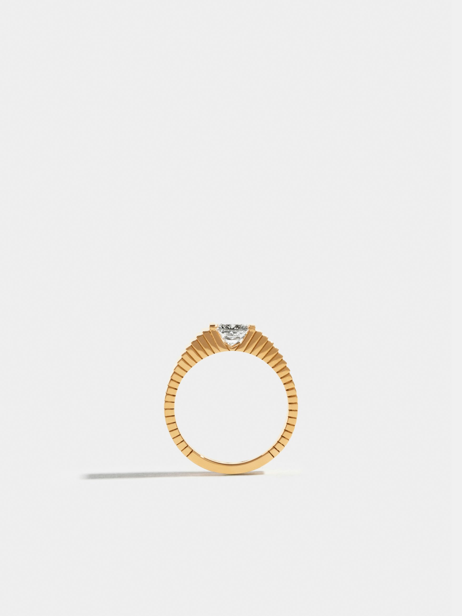 Solitaire Via en Or jaune éthique 18 carats certifié Fairmined serti d'un diamant de synthèse taille princesse, à partir de 0,70 carat (qualité GVS).