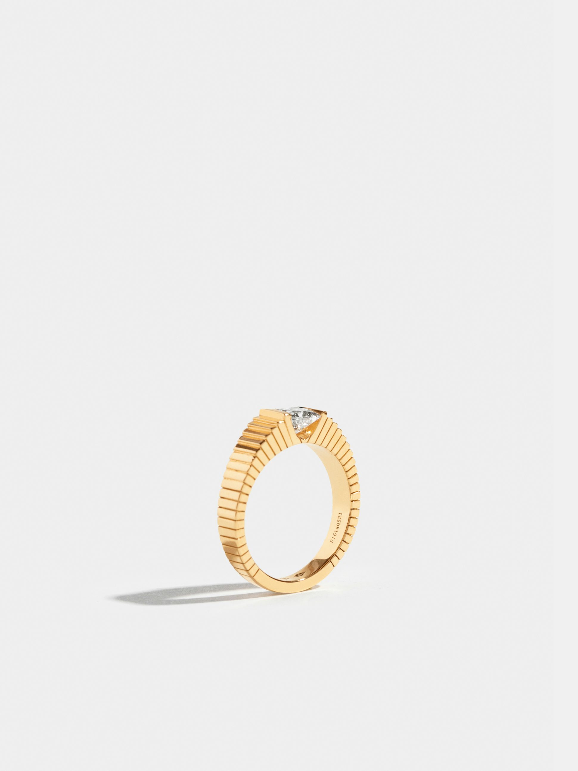 Solitaire Via en Or jaune éthique 18 carats certifié Fairmined serti d'un diamant de synthèse taille princesse, à partir de 0,70 carat (qualité GVS).