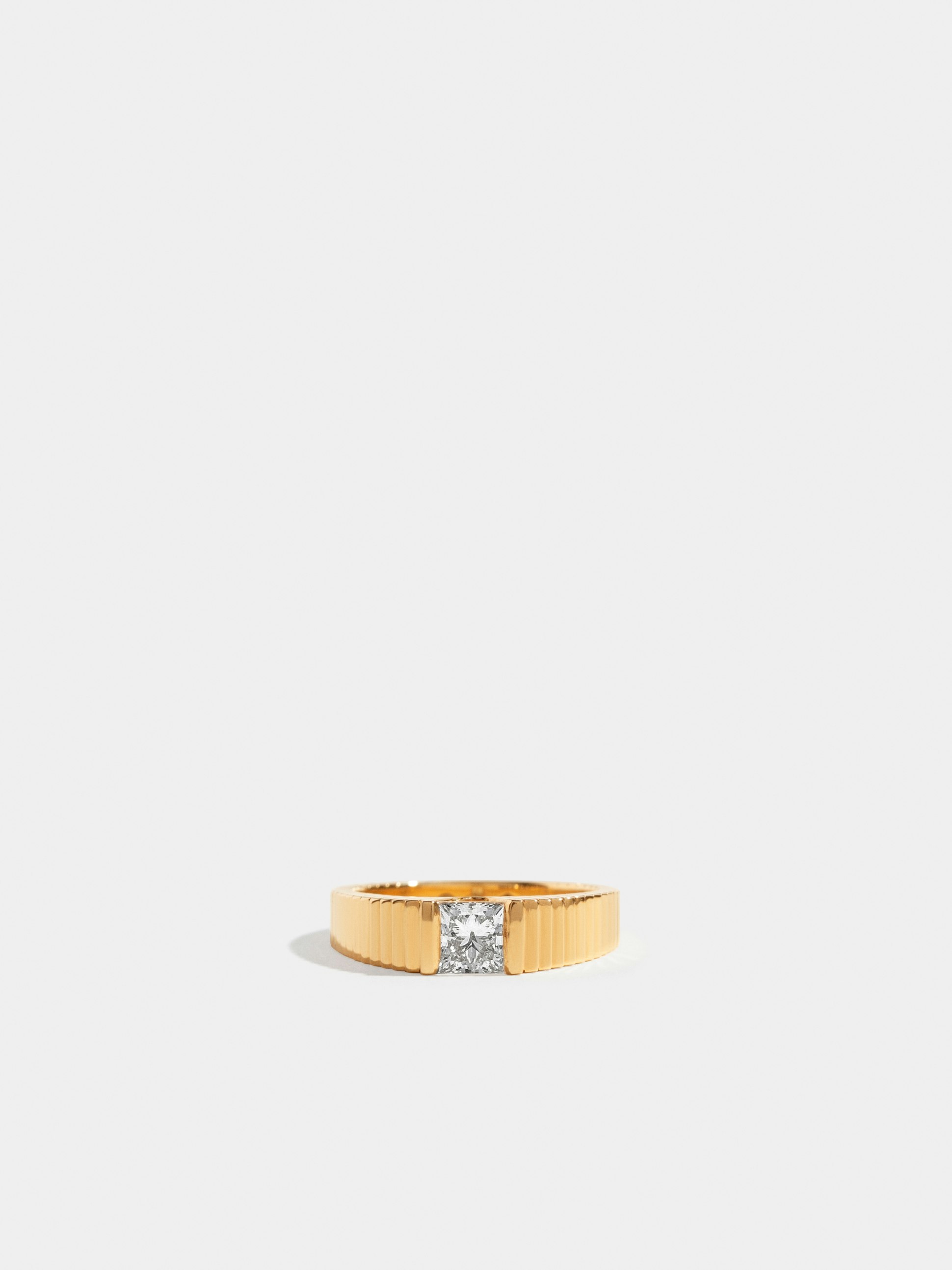 Solitaire Via en Or jaune éthique 18 carats certifié Fairmined serti d'un diamant de synthèse taille princesse, à partir de 0,70 carat (qualité GVS).