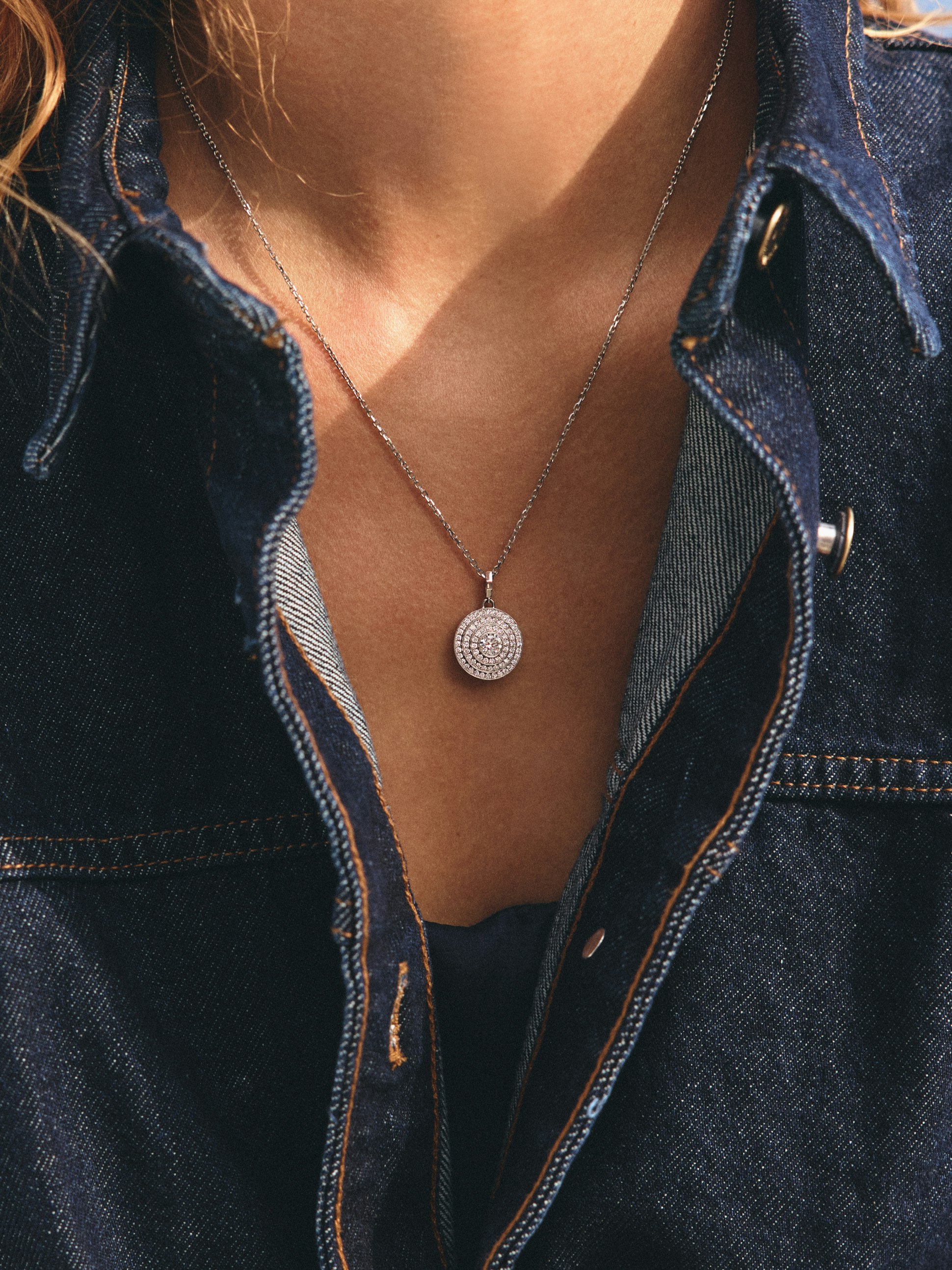 Pendentif Via halo moyen modèle pavé sur chaine 