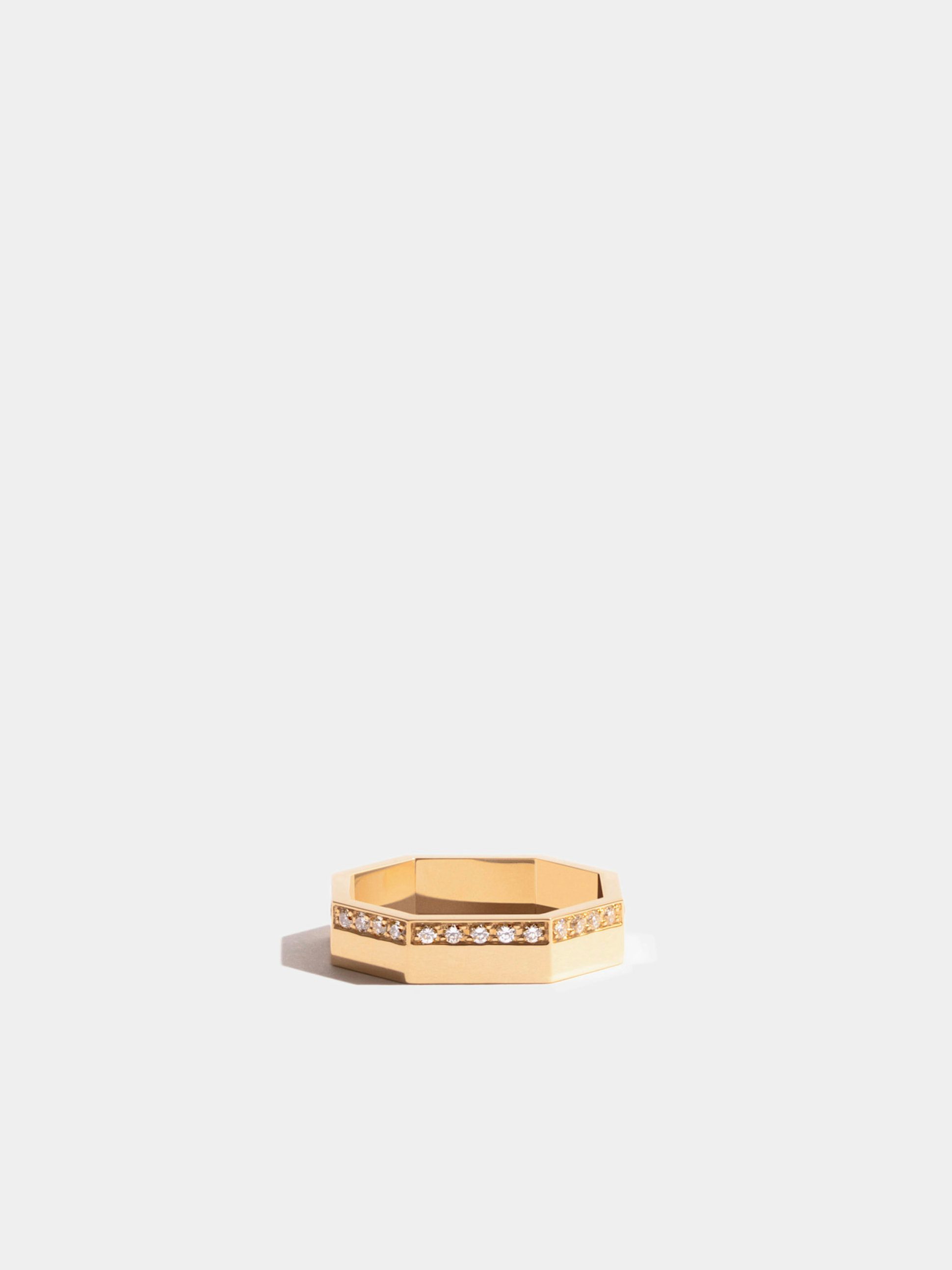 Bague Octogone simple en Or jaune éthique 18 carats certifié Fairmined et pavée de diamants de synthèse sur un rang