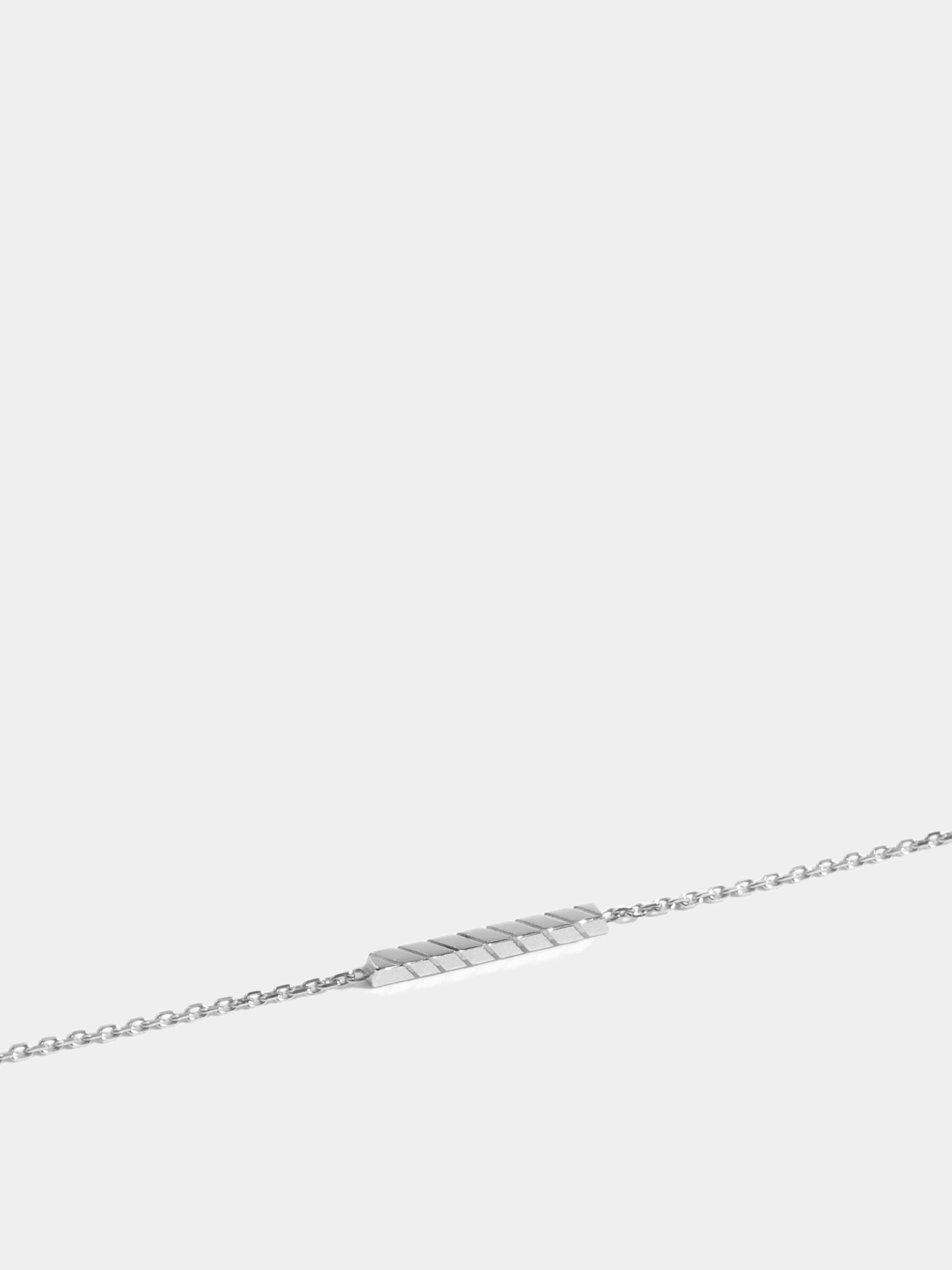 Motif Anagramme rainuré en Or blanc éthique 18 carats certifié Fairmined, sur chaîne de 18 cm