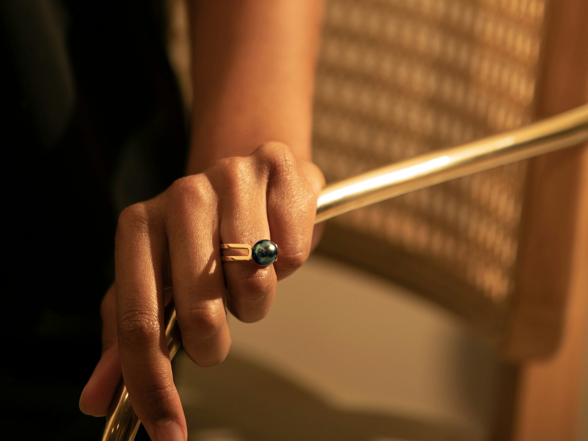 Solitaire Etreintes en Or jaune éthique 18 carats certifié Fairmined serti d'une perle bleue des Fidji de 9mm