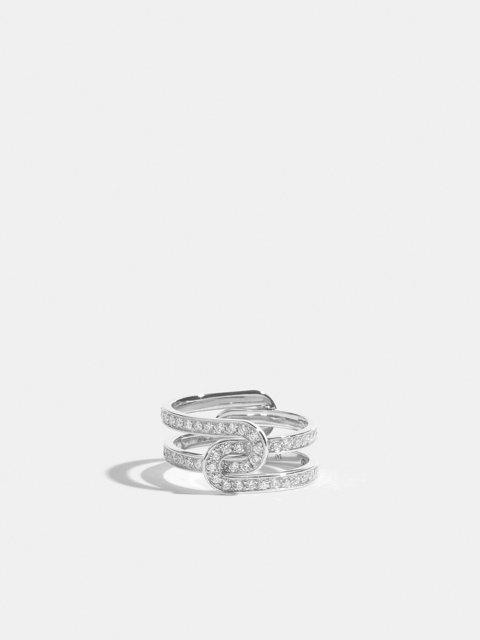 Bague Étreintes en Or blanc éthique 18 carats certifié Fairmined composée de deux demi-bagues simples pavées en entier de diamants de synthèse.