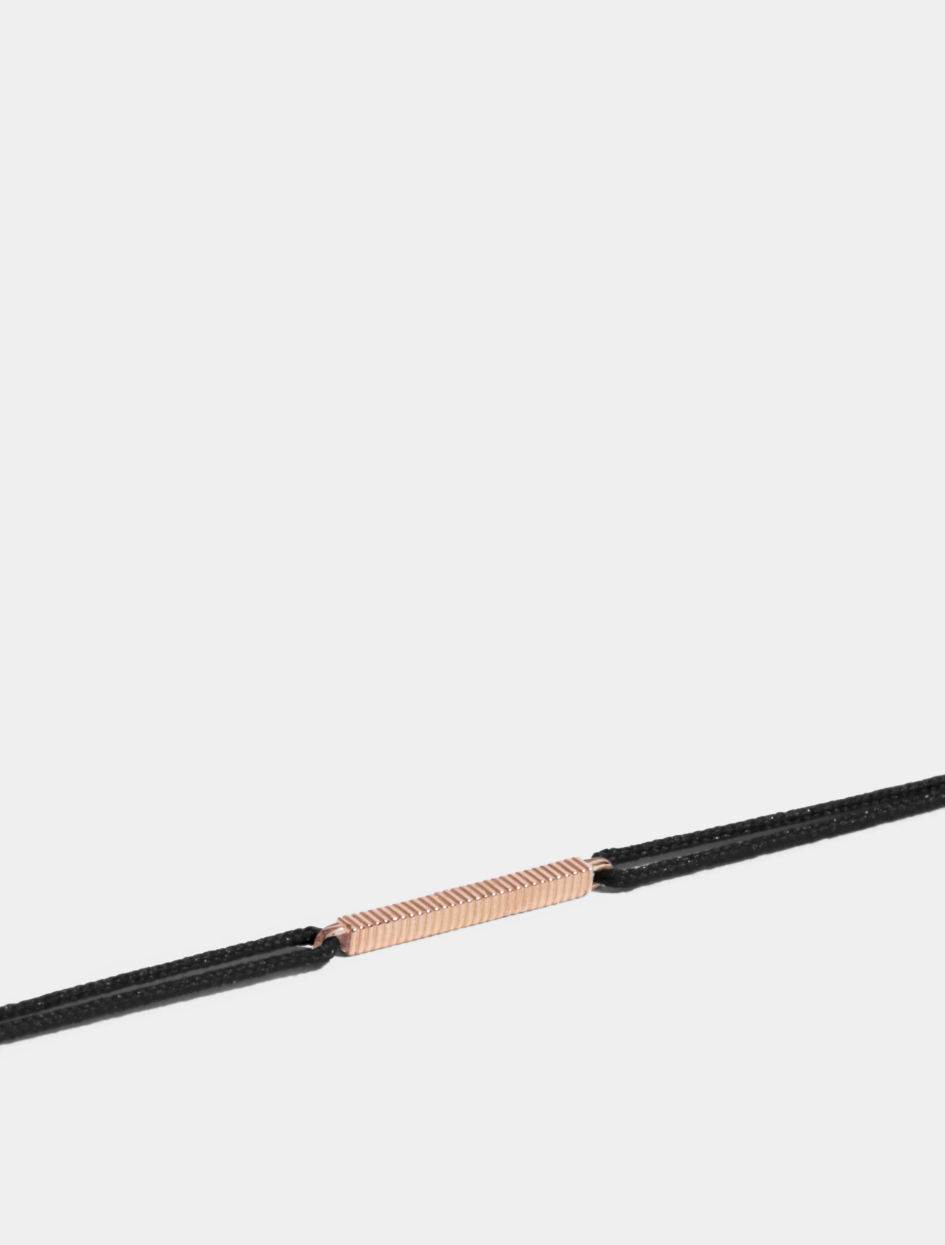 Motif Anagramme godronné en Or rose éthique 18 carats certifié Fairmined, sur cordon