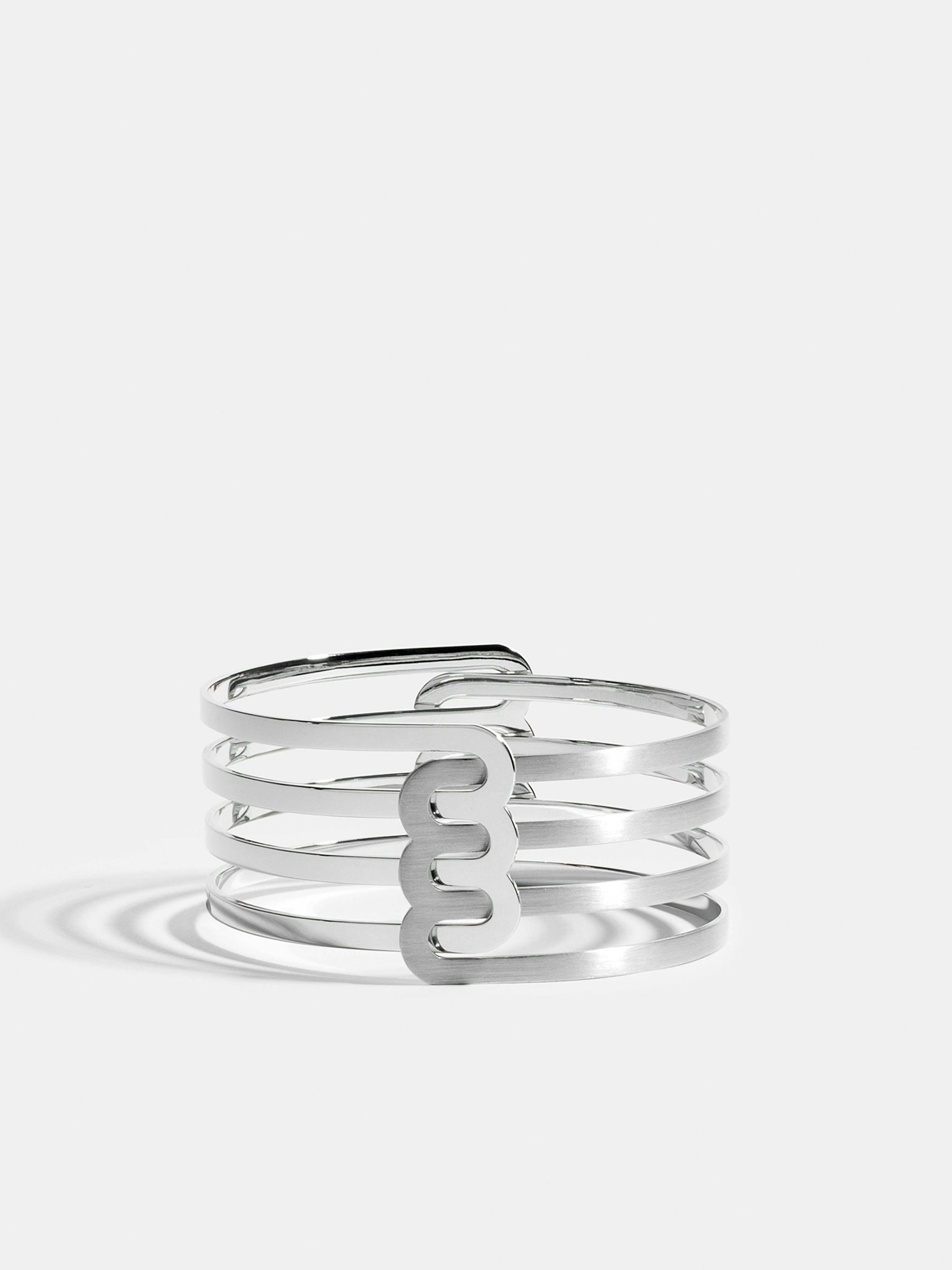 Bracelet Étreintes en Or blanc éthique 18 carats certifié Fairmined composé d'un demi-bracelet triple finition poli-brillant et d'un demi-bracelet triple finition brossée.