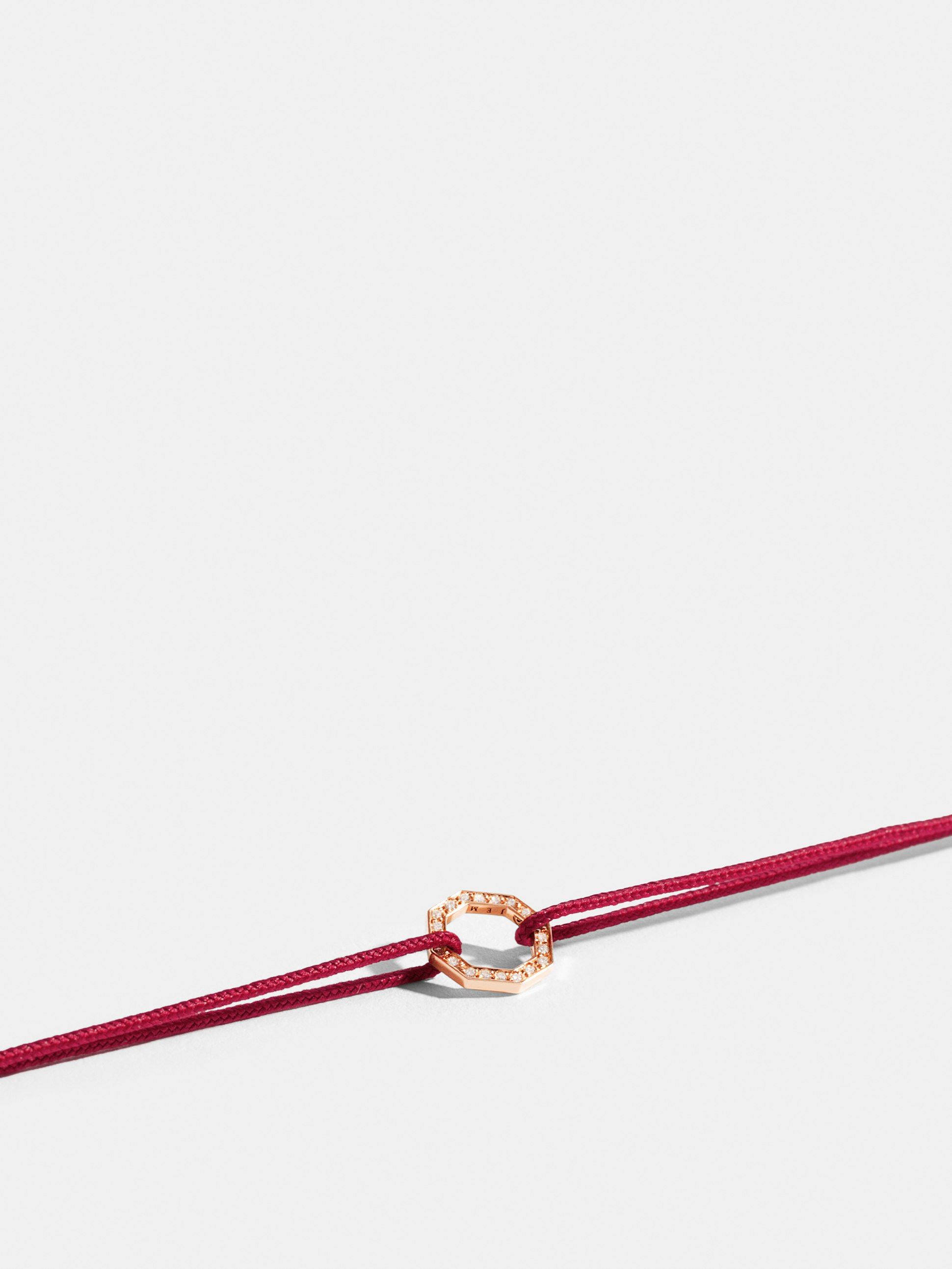 Motif Octogone en Or rose éthique 18 carats certifié Fairmined et pavé de diamants de synthèse, sur cordon rouge carmin.