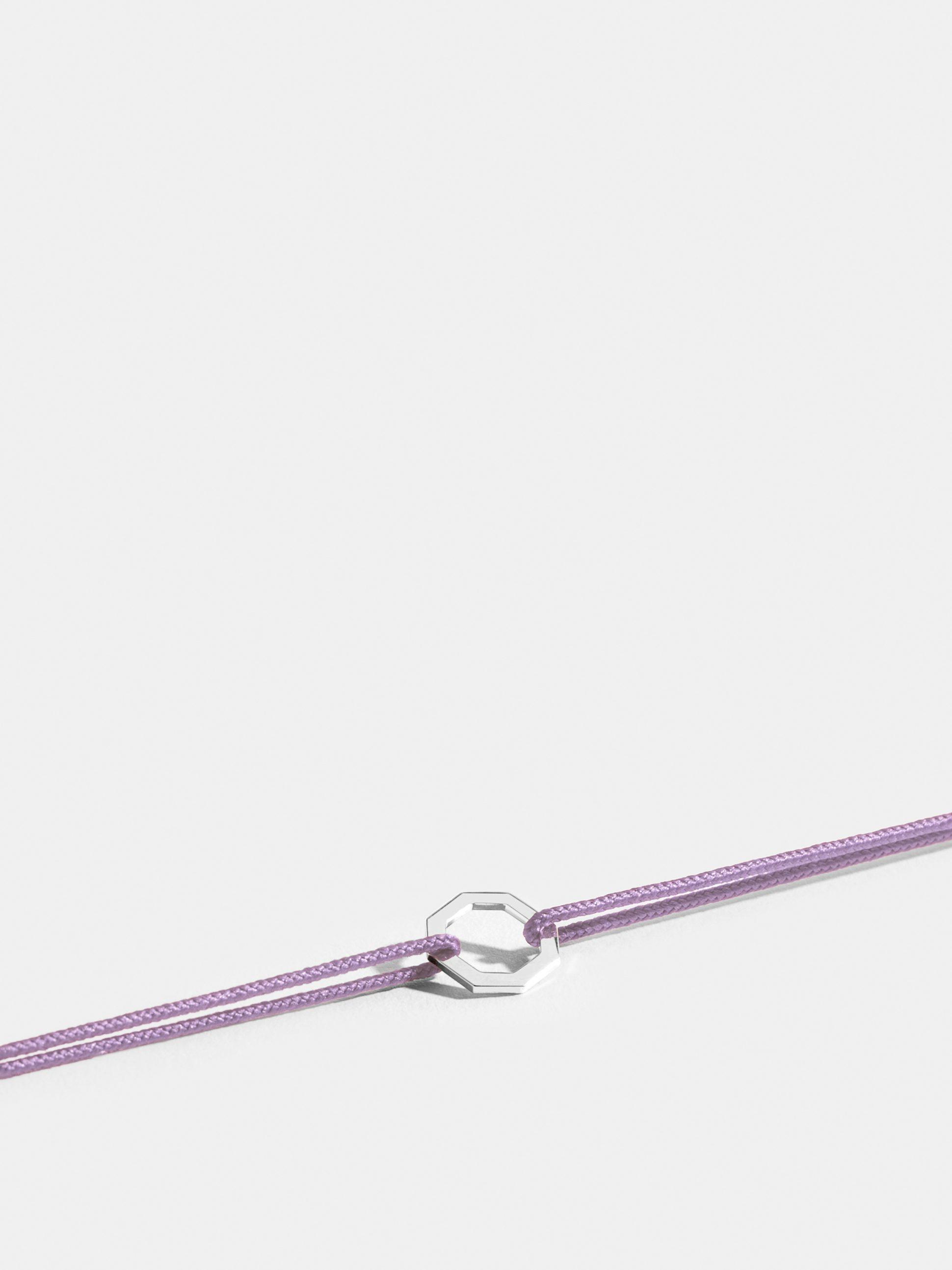 Motif Octogone en Or blanc éthique 18 carats certifié Fairmined, sur cordon violet lilas.