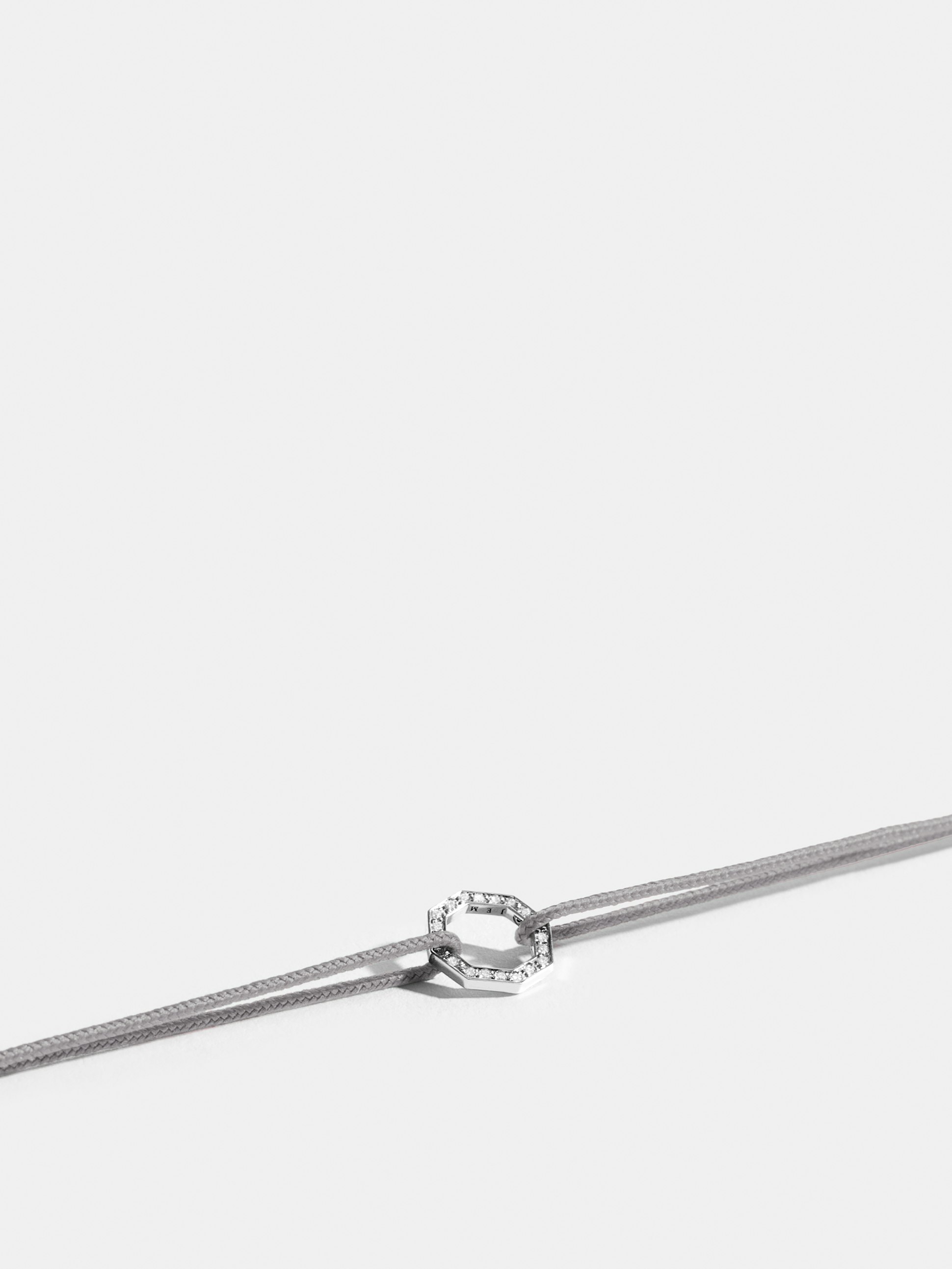 Motif Octogone en Or blanc éthique 18 carats certifié Fairmined et pavé de diamants de synthèse, sur cordon gris perlé.