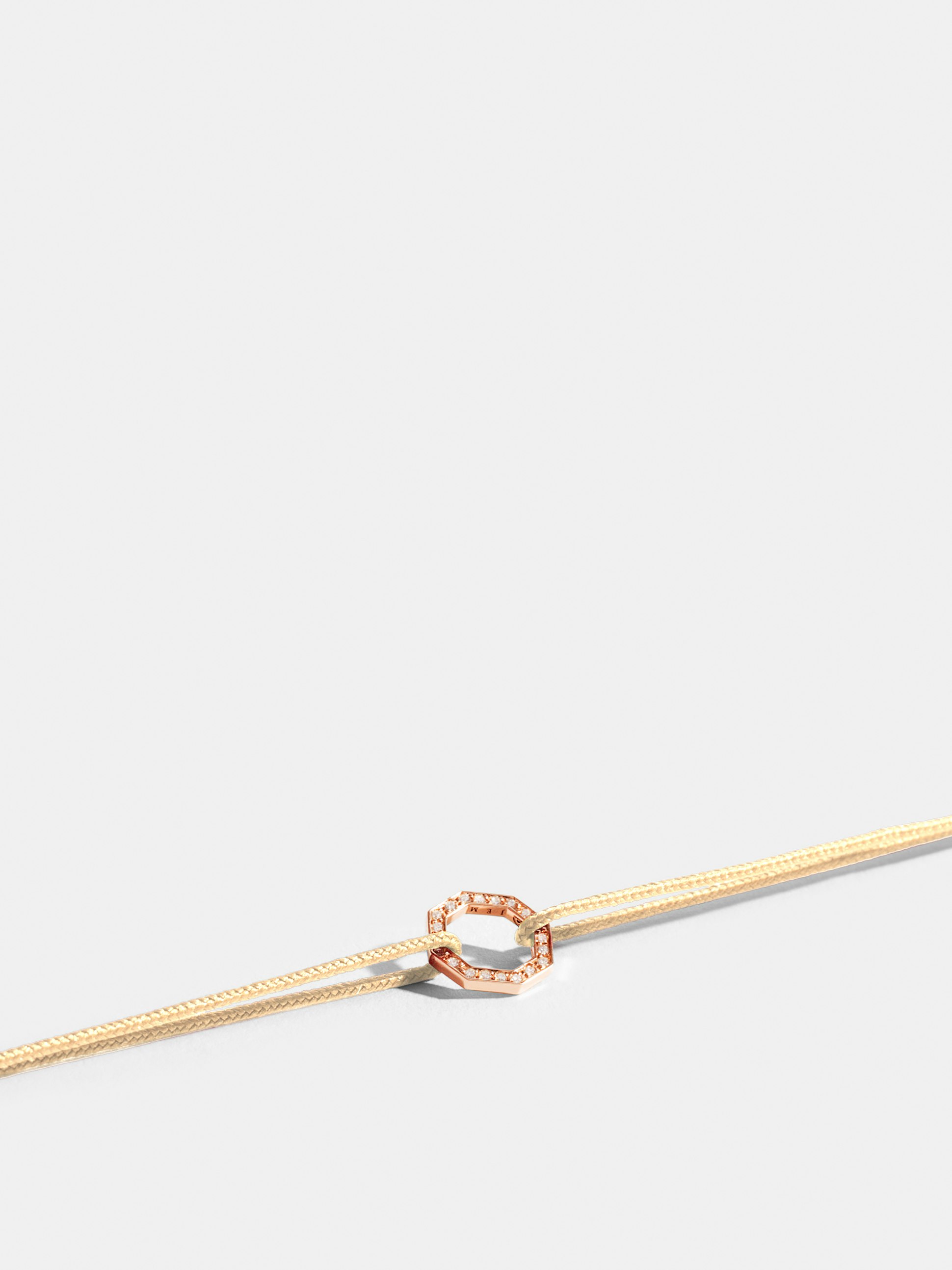 Motif Octogone en Or rose éthique 18 carats certifié Fairmined et pavé de diamants de synthèse, sur cordon blanc ivoire.