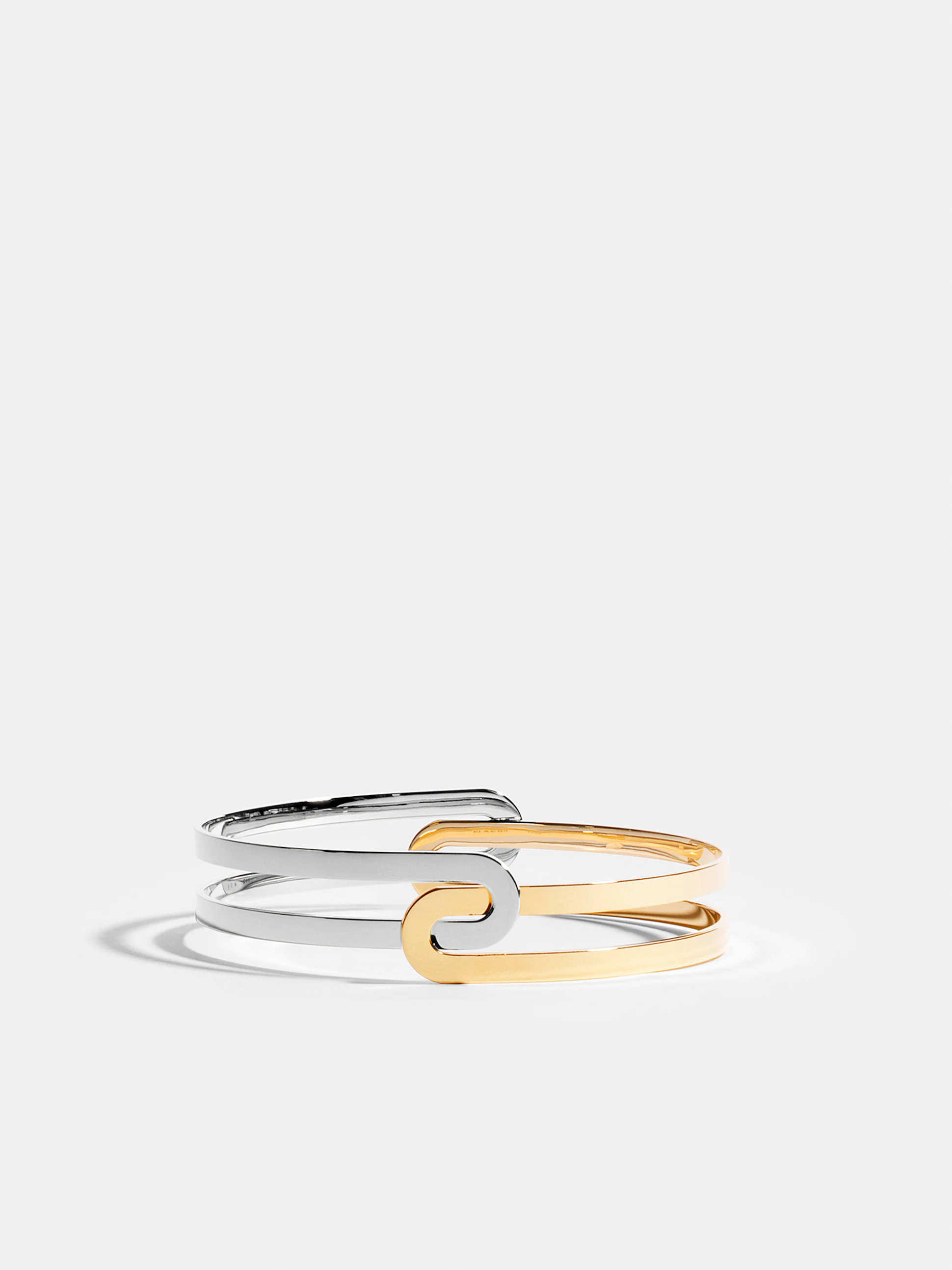 Bracelet Étreintes en Or jaune et blanc éthique 18 carats certifié Fairmined composé de deux demi-bracelets simples finition poli-brillant.