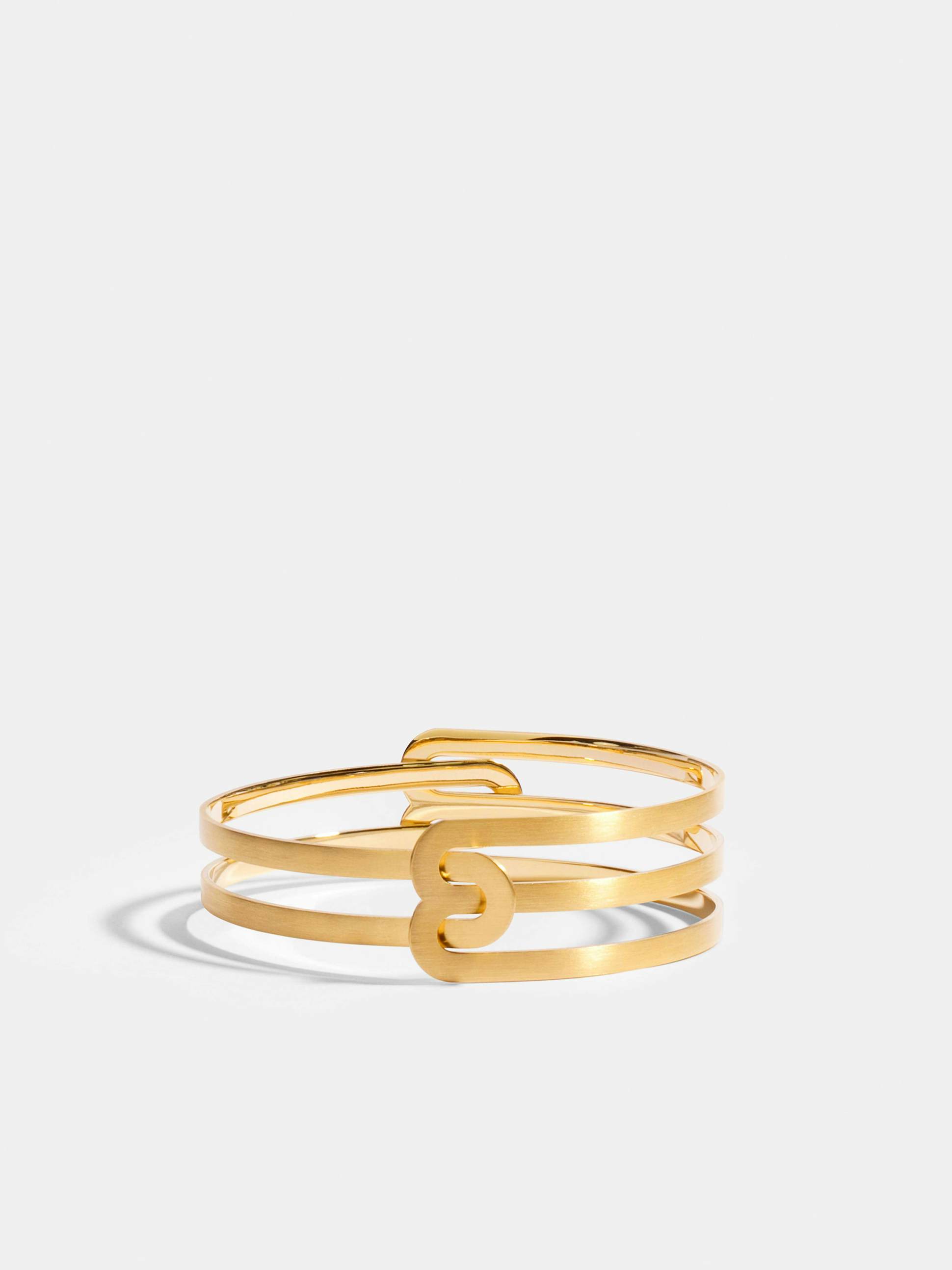 Bracelet Étreintes en Or jaune éthique 18 carats certifié Fairmined composé d'un demi-bracelet simple finition brossée et d'un demi-bracelet double finition brossée.
