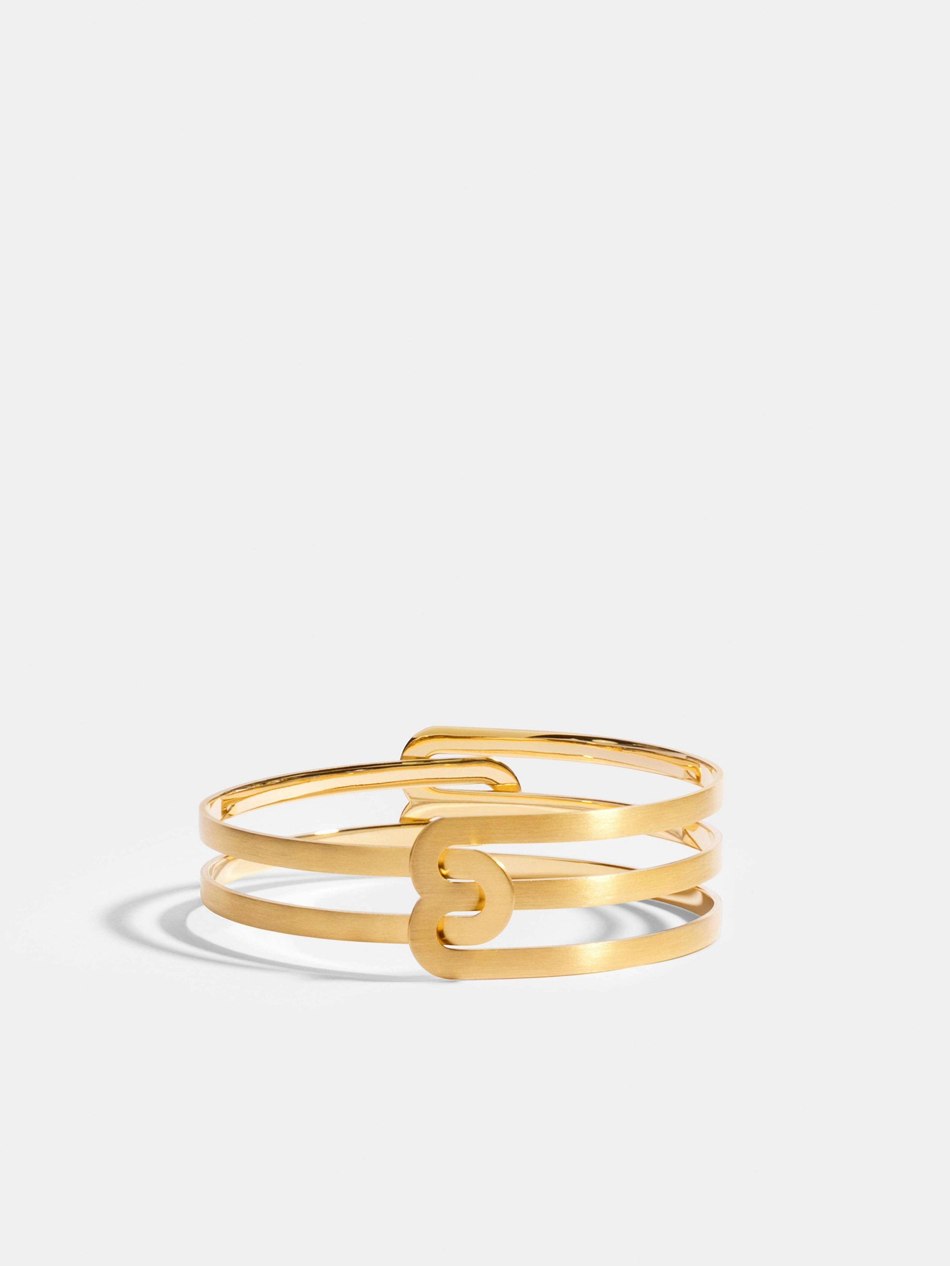 Bracelet Étreintes en Or jaune éthique 18 carats certifié Fairmined composé d'un demi-bracelet simple finition brossée et d'un demi-bracelet double finition brossée.