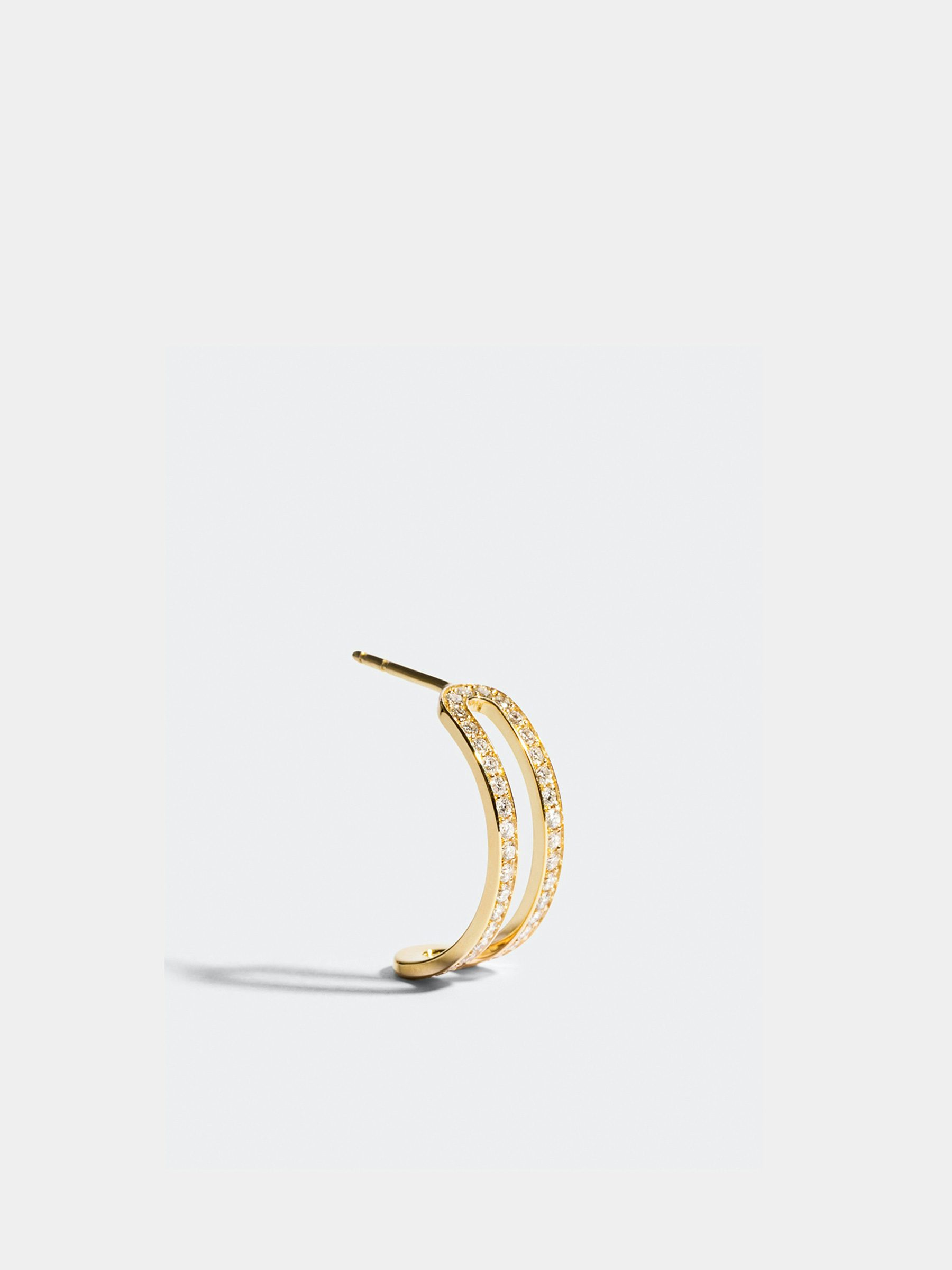 Boucle d'oreille Étreintes en Or jaune éthique 18 carats certifié Fairmined et pavée de diamants de synthèse.