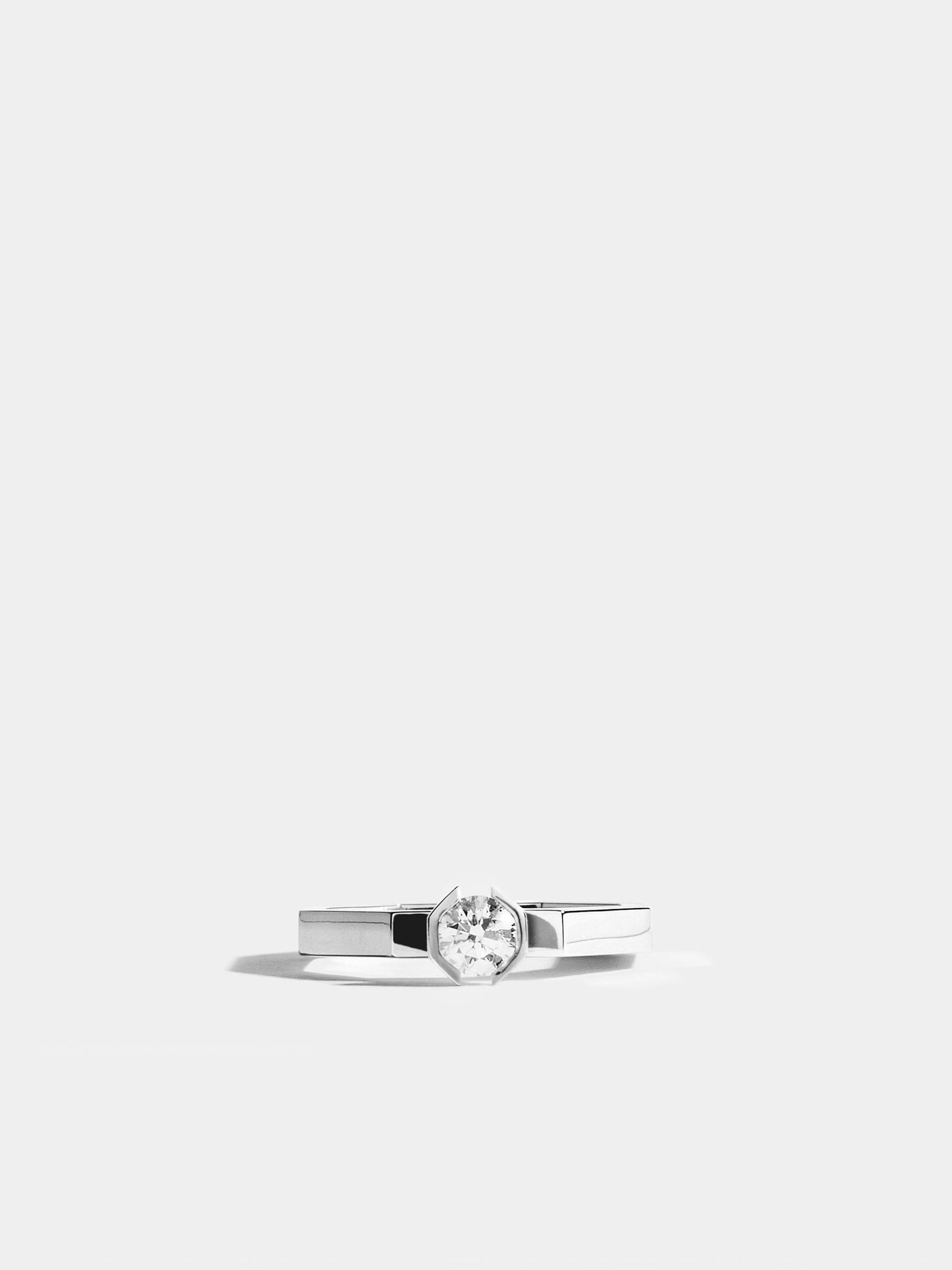 Solitaire Octogone simple en Or blanc éthique 18 carats certifié Fairmined serti d'un diamant de synthèse taille émeraude de 0,3 carat (qualité GVS)
