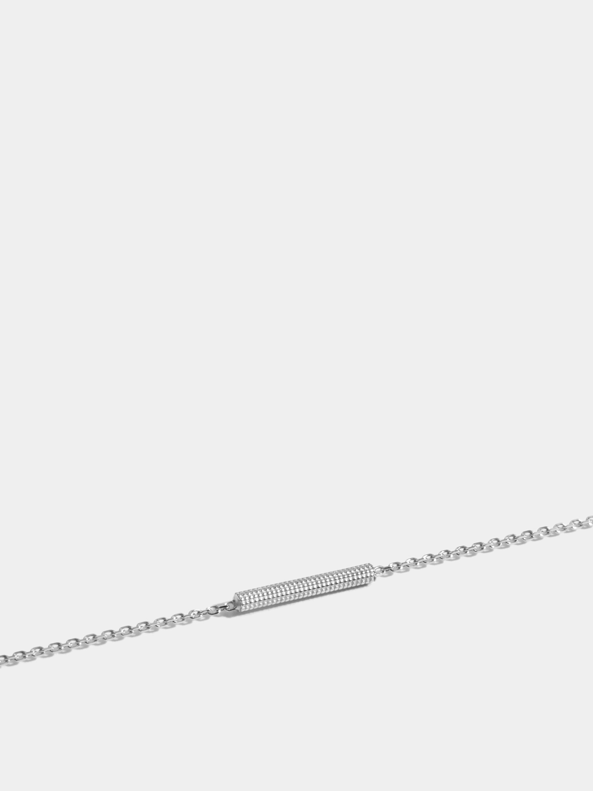 Motif Anagramme millegrains en Or blanc éthique 18 carats certifié Fairmined, sur chaîne de 18 cm
