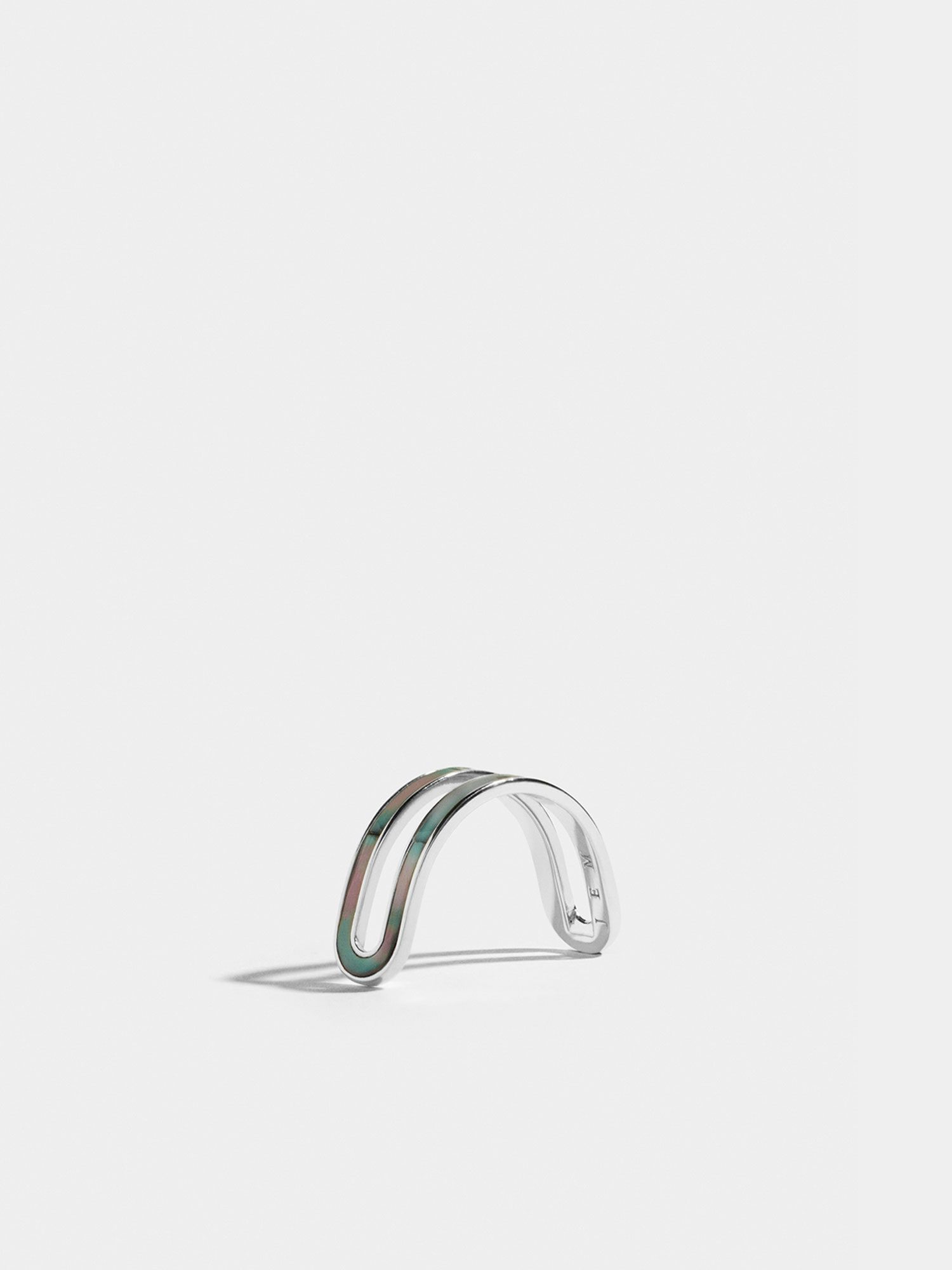 Demi-bague simple Étreintes en Or blanc éthique 18 carats certifié Fairmined, marquetée de nacre verte.