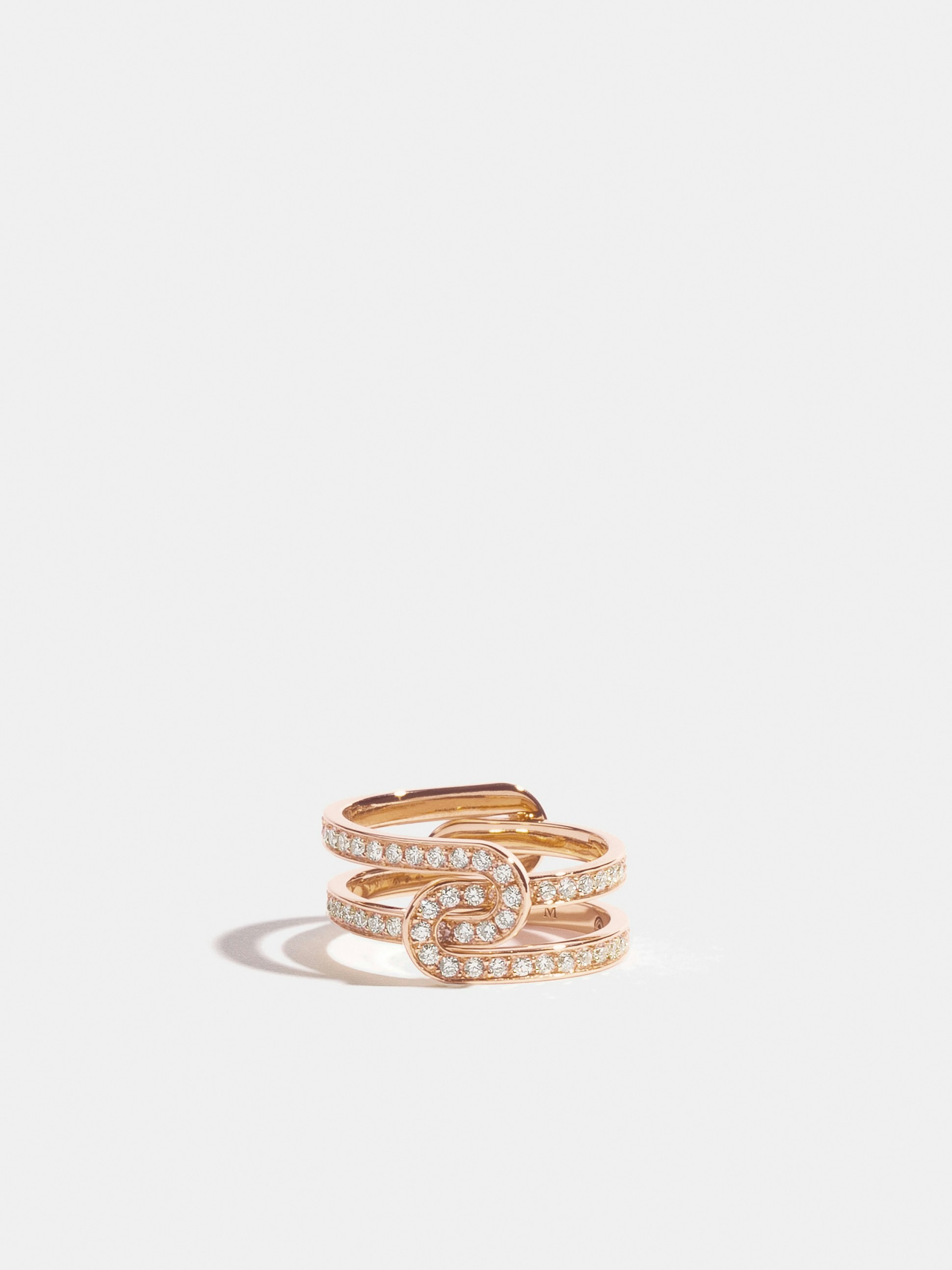 Bague Étreintes en Or rose éthique 18 carats certifié Fairmined composée de deux demi-bagues simples pavées en entier de diamants de synthèse.