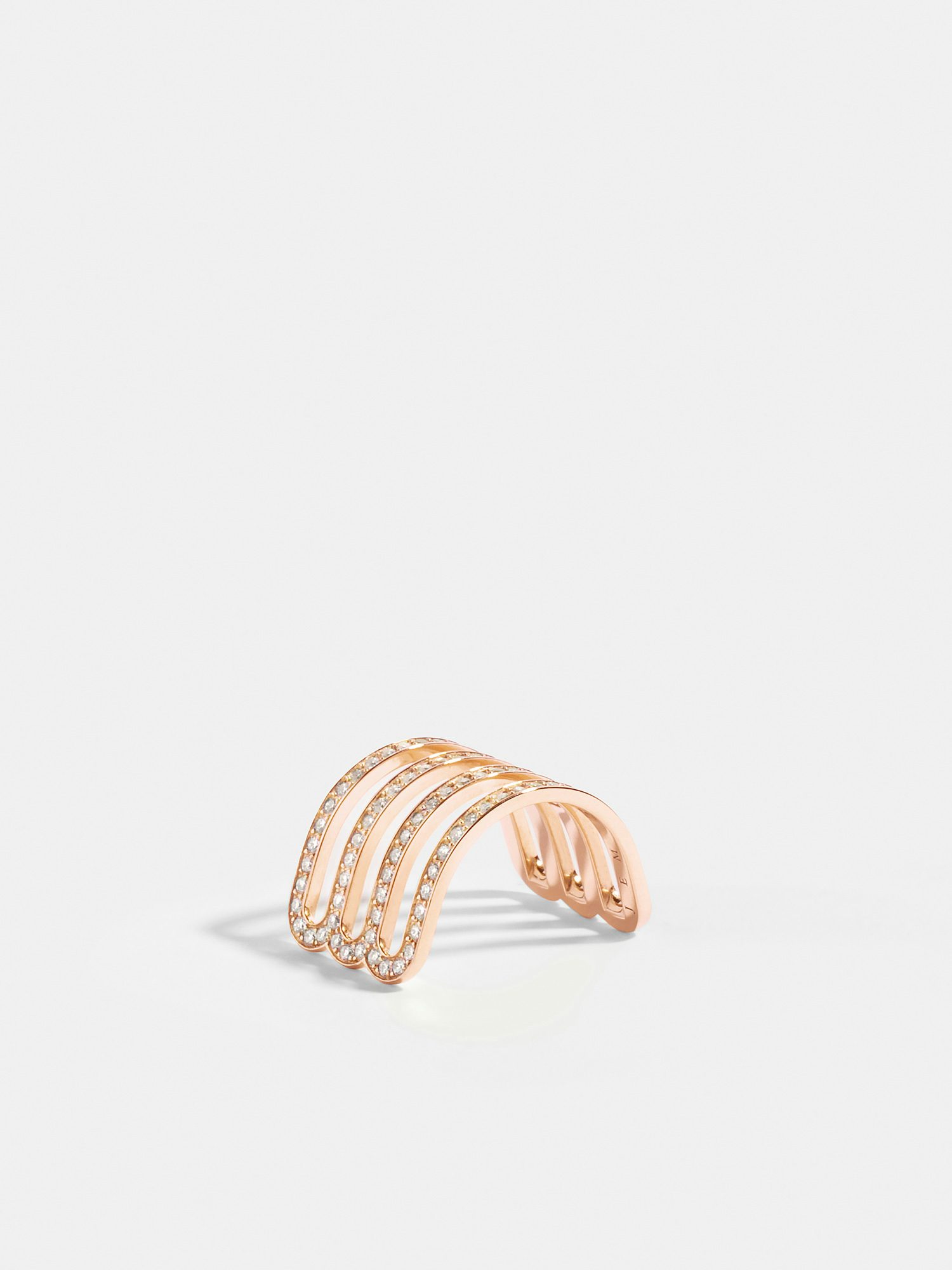 Demi-bague triple Étreintes en Or rose éthique 18 carats certifié Fairmined, pavée de diamants de synthèse.