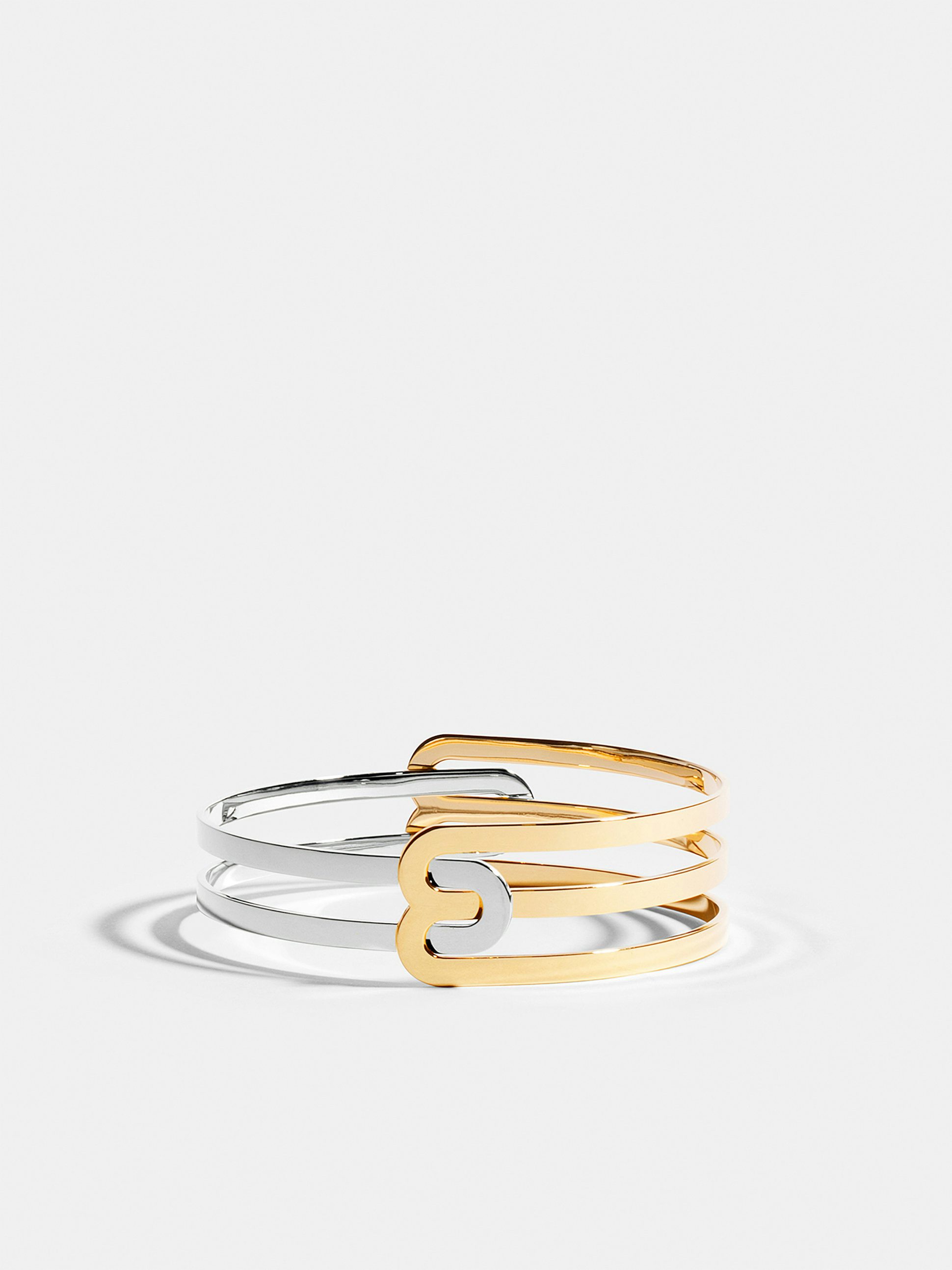 Bracelet Étreintes en Or blanc et jaune éthique 18 carats certifié Fairmined composé d'un demi-bracelet simple finition poli-brillant et d'un demi-bracelet double finition poli-brillant.