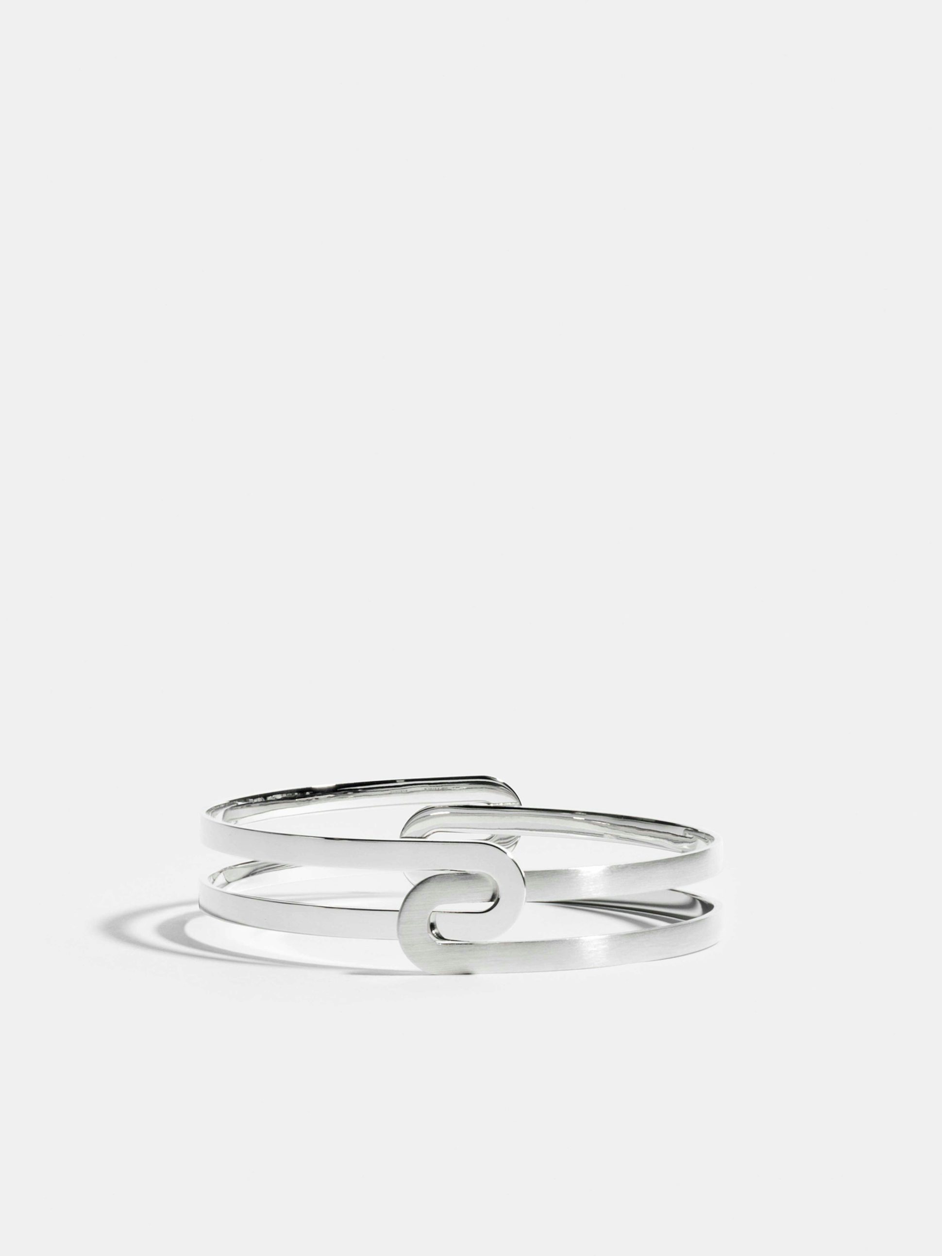Bracelet Étreintes en Or blanc éthique 18 carats certifié Fairmined composé d'un demi-bracelet simple finition poli-brillant et d'un demi-bracelet simple finition brossée.