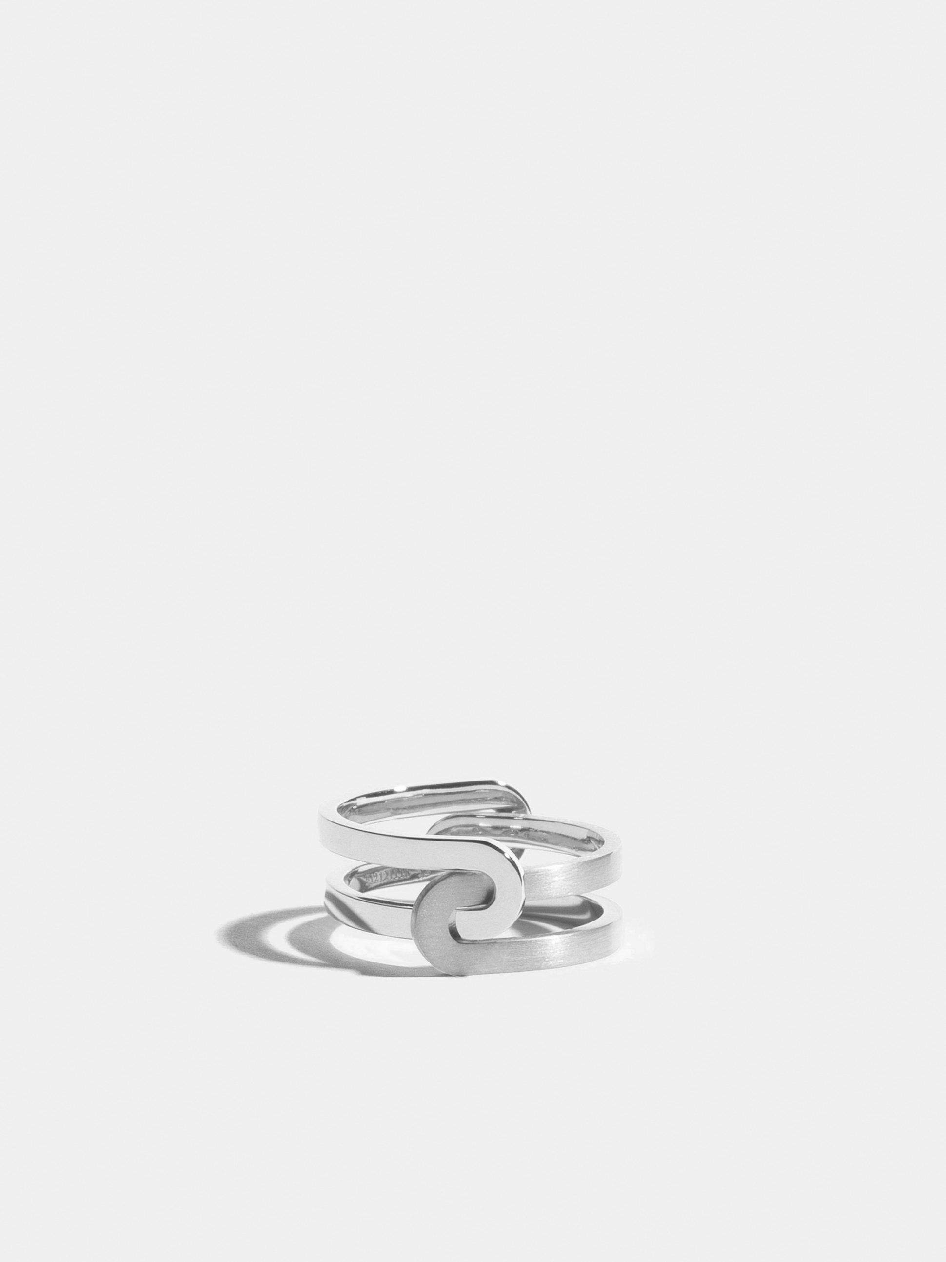 Bague Étreintes en Or blanc éthique 18 carats certifié Fairmined composée d'une demi-bague simple finition poli-brillant et d'une demi-bague simple finition brossée.