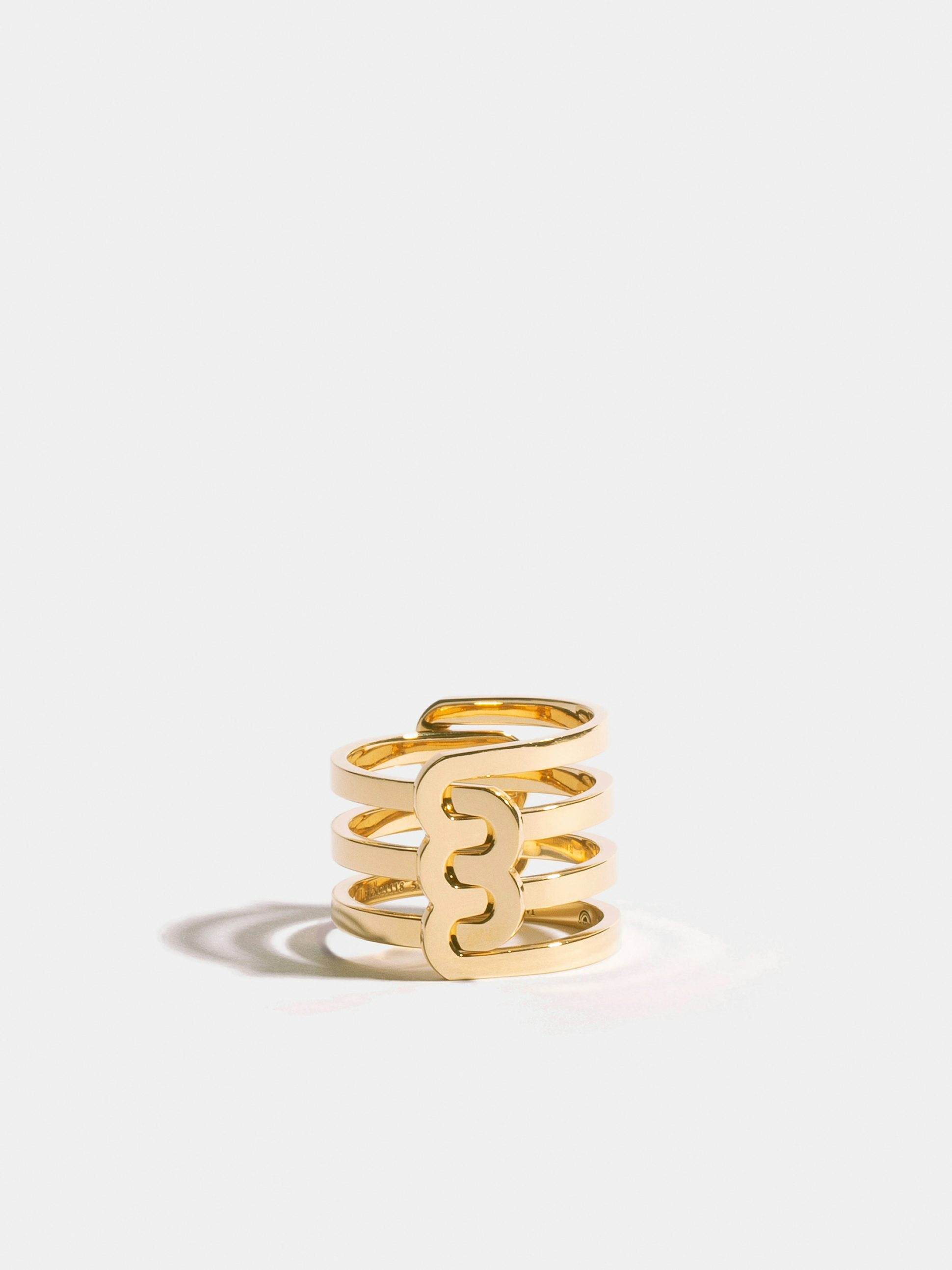 Bague Étreintes en Or jaune éthique 18 carats certifié Fairmined composée d'une demi-bague double finition poli-brillant et d'une demi-bague triple finition poli-brillant.