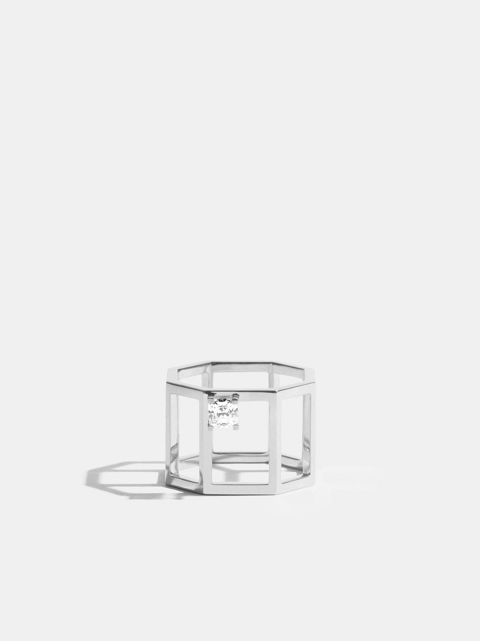Bague Octogone structurée en Or blanc éthique 18 carats certifié Fairmined et sertie d'un diamant de synthèse taille coussin de 0,35 carat