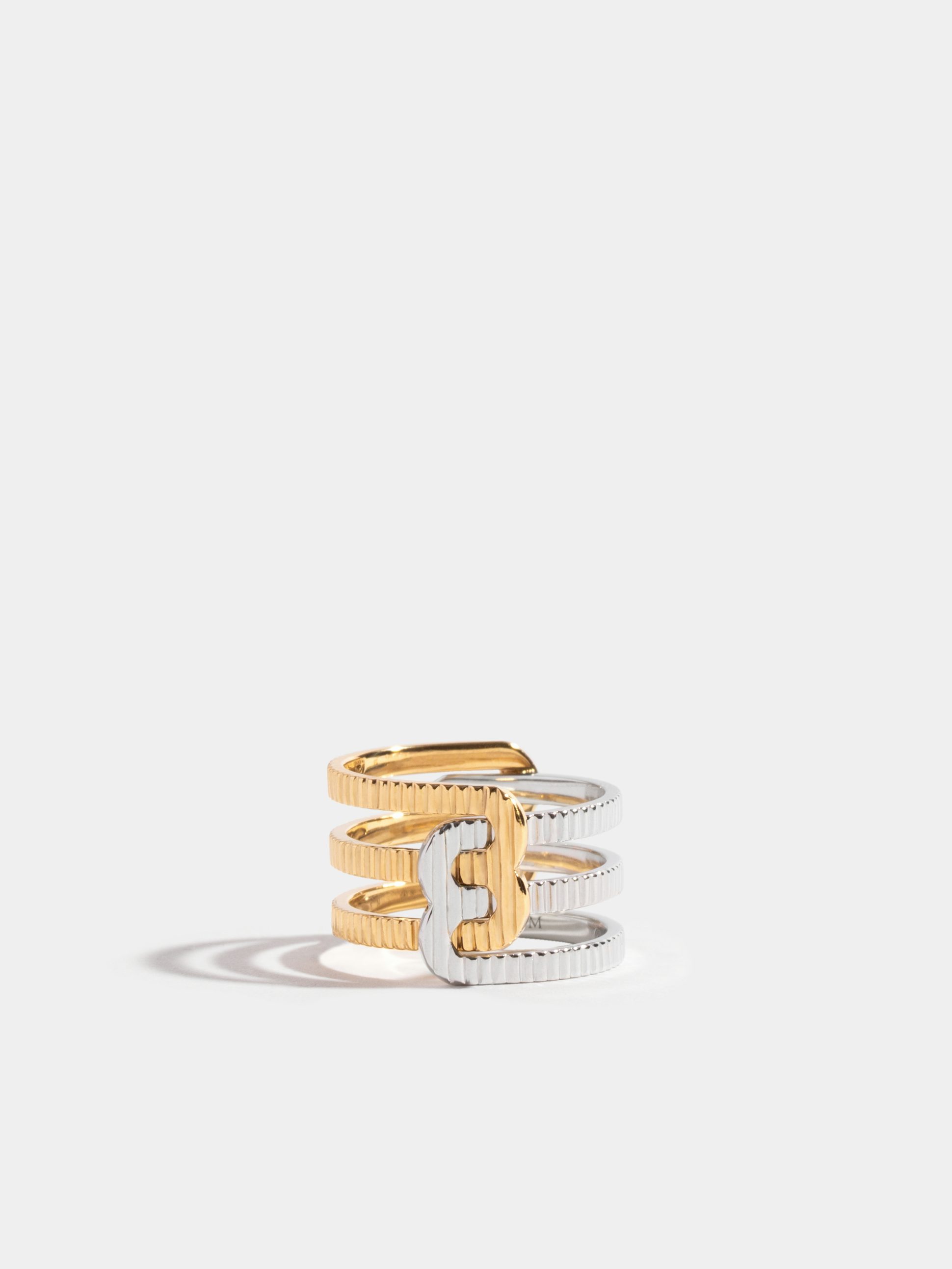 Bague Étreintes en Or blanc et jaune éthique 18 carats certifié Fairmined composée de deux demi-bagues doubles finition godronnée.