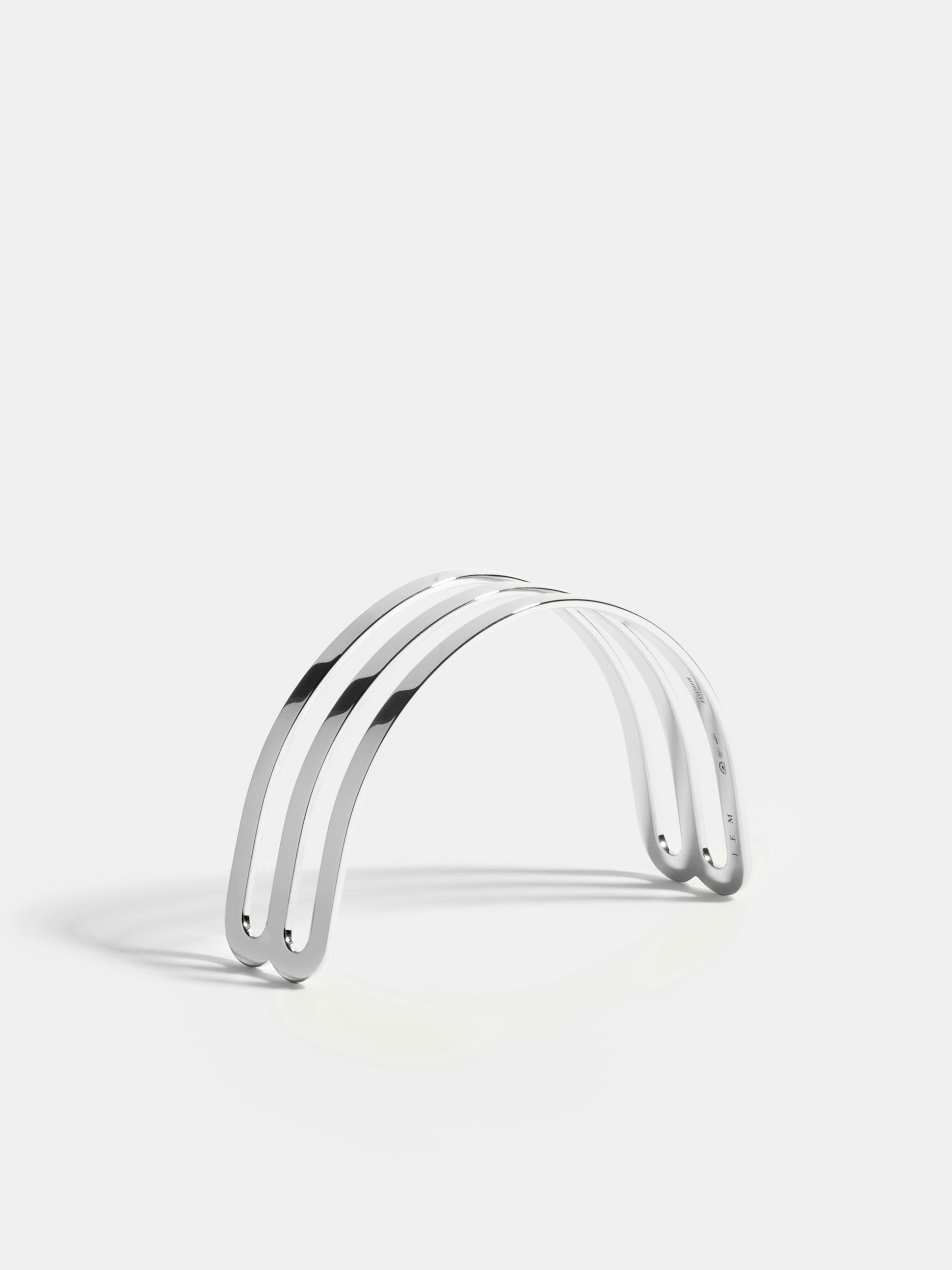 Demi-bracelet double Étreintes en Or blanc éthique 18 carats certifié Fairmined, finition poli brillant.