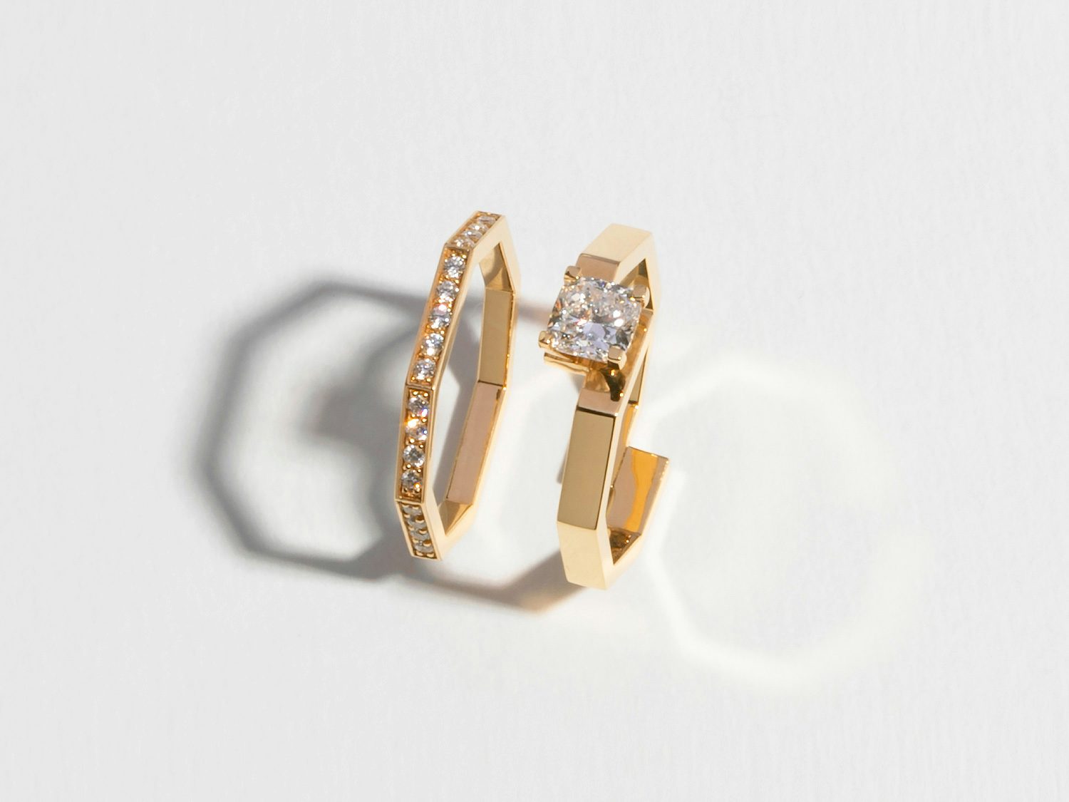 Solitaire Octogone in 18k Fairmined ethical yellow gold set with a 0.7 carat cushion cut lab-grown diamond (GVS quality)