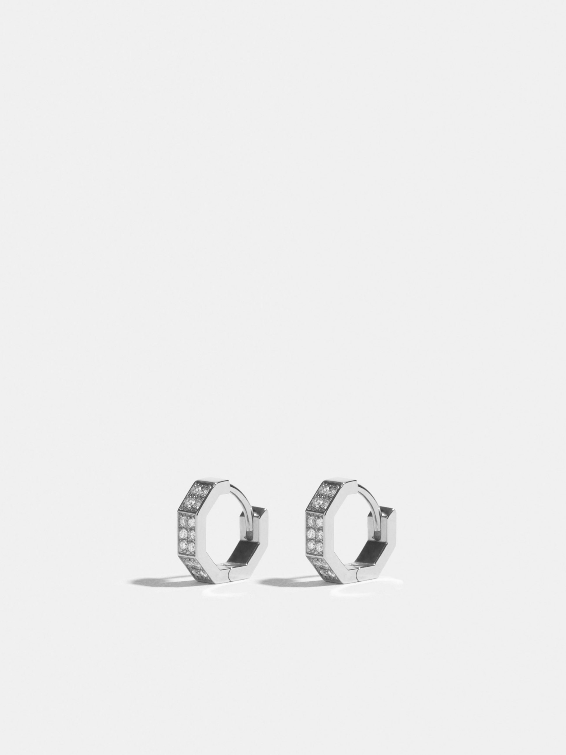 Boucles d'oreilles Octogone en Or blanc éthique 18 carats certifié Fairmined et pavées de diamants de synthèse.