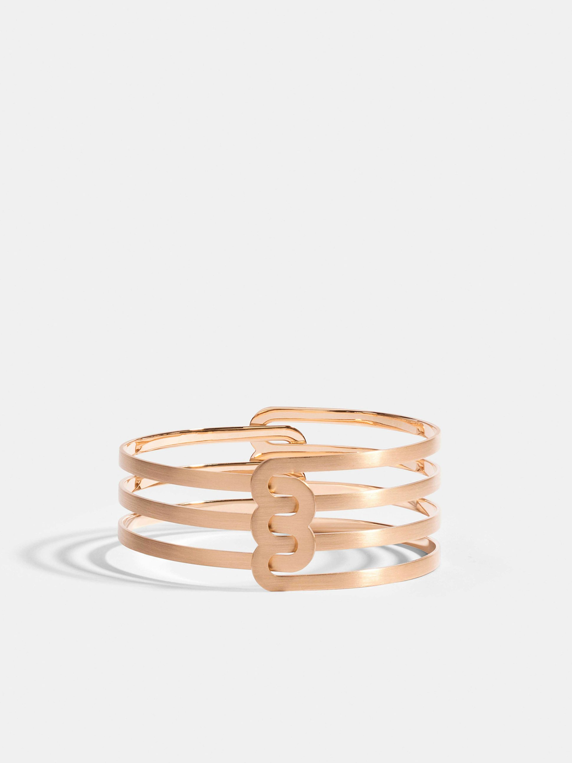 Bracelet Étreintes en Or rose éthique 18 carats certifié Fairmined composé d'un demi-bracelet double finition brossée et d'un demi-bracelet triple finition brossée.