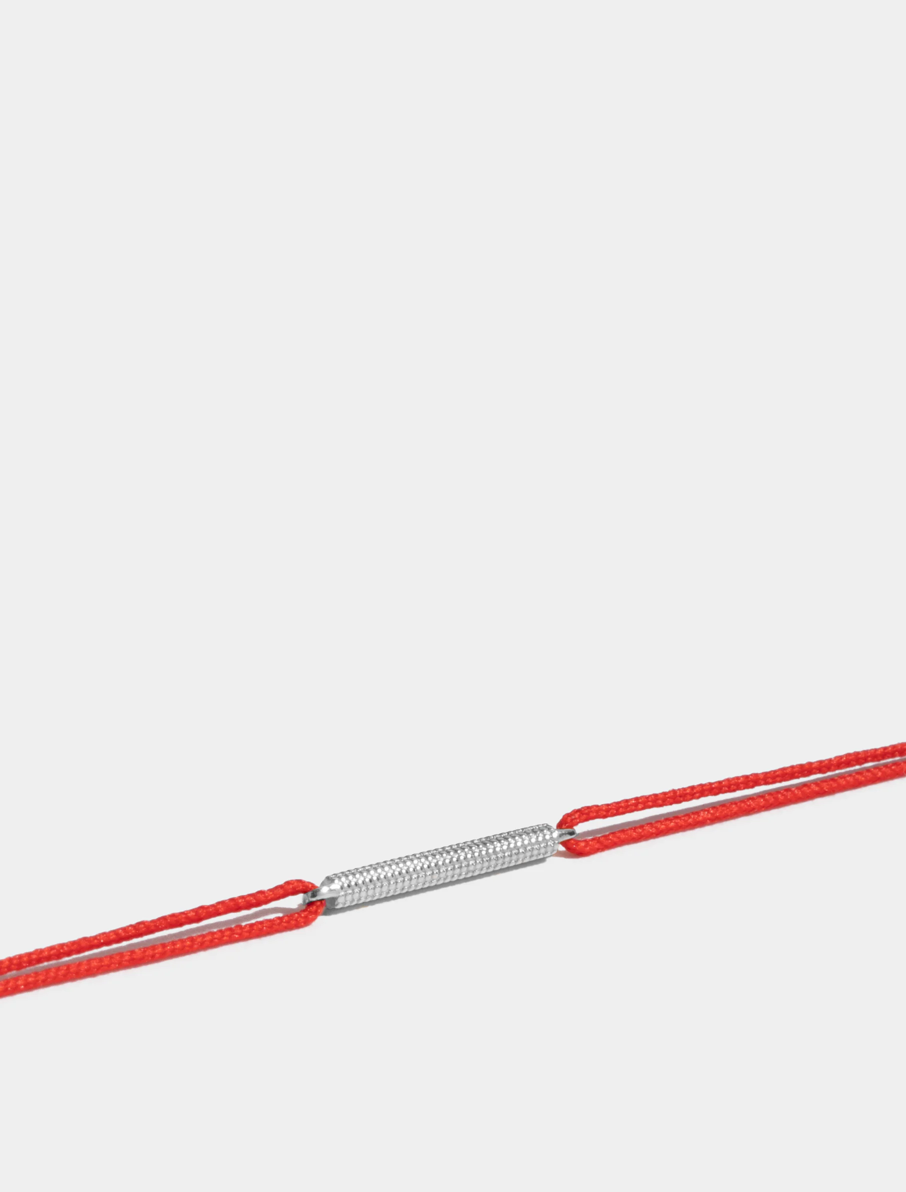 Motif Anagramme millegrains en Or blanc éthique 18 carats certifié Fairmined, sur cordon.